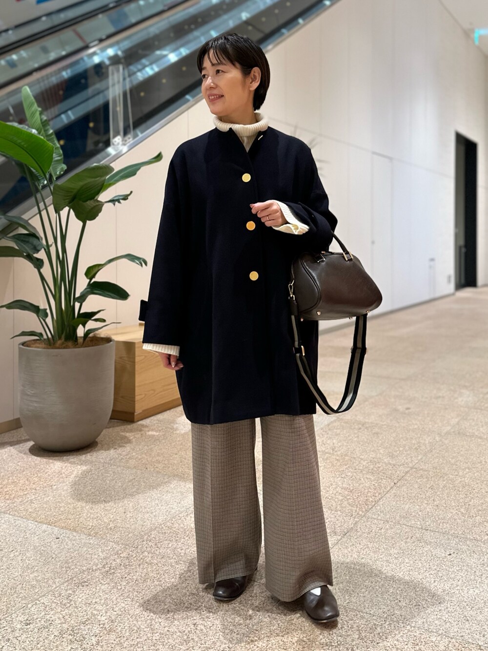 「ノーカラーコート、トラディショナルウェザーウエア、Traditional Weatherwear、ショート丈トップス、ワイドパンツ、ボストンバッグ、休日スタイル、大人女子、大人かわいい、150cm台コーデ、アウターコーデ」｜「NOLLEY’Sのボストンバッグ（ショルダーバッグ、ブラウン系）」を使った、minaさん（レディース・157cm）の秋コーディネートの2枚目の写真