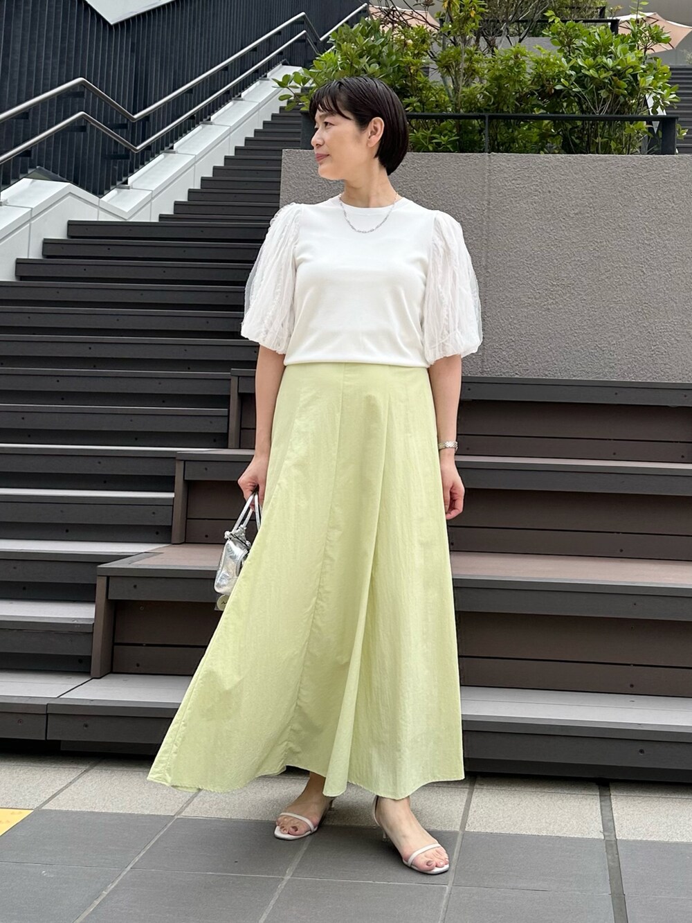 「スカート、スカートスタイル、スカートコーデ、ロングスカート、ロングスカートコーデ、袖ボリューム、袖コンシャス、オトナカワイイ、オトナ女子、大人女子、大人かわいい、大人可愛い、大人ファッション」｜「NOLLEY’S Sophiの高機能 タスランフレアロングスカート（スカート、グリーン系）」を使った、minaさん（骨格ストレート・レディース・157cm）の夏コーディネートの8枚目の写真