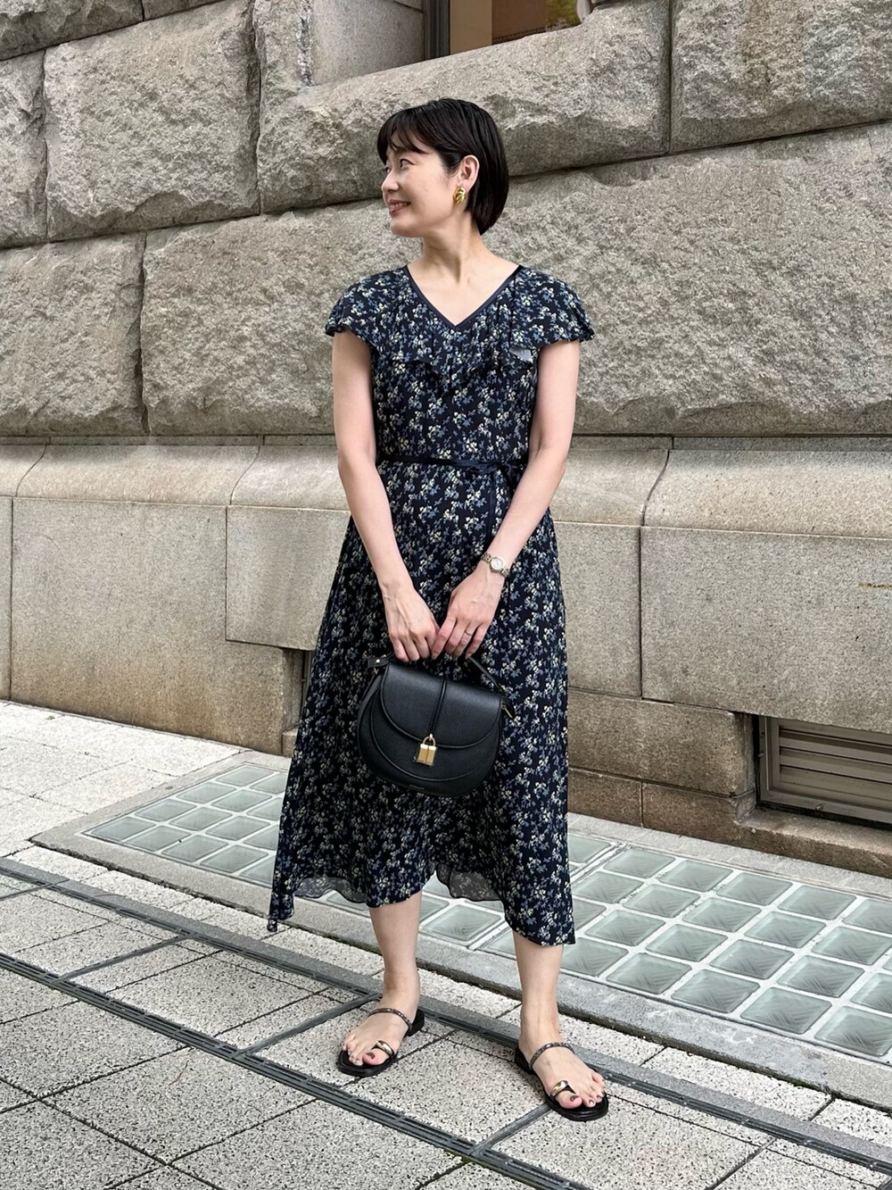 「ワンピース、ワンピーススタイル、花柄、花柄ワンピース、フラワープリント、フラワー柄、夏ファッション、お出かけコーデ、大人可愛い、デートコーデ、デート/ロマンティック、デートスタイル（WOMEN）、オトナ女子、オトナカワイイ、オトナガーリー」｜「NOLLEY’Sのウォッシャブルヴィーガンフラワープリントワンピース（ワンピース、ブルー系）」を使った、minaさん（骨格ストレート・レディース・157cm）の夏コーディネートの2枚目の写真