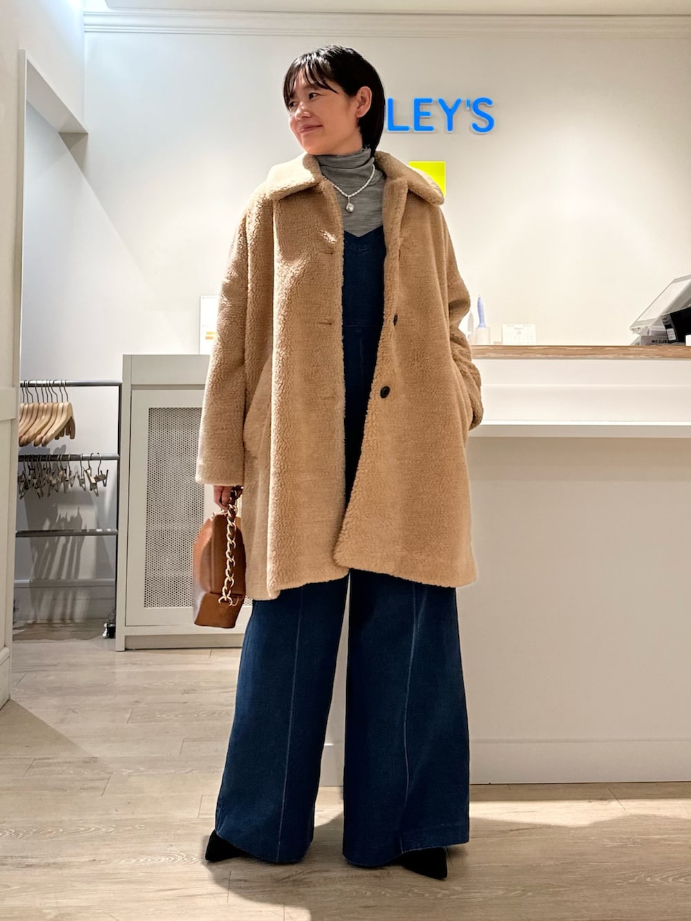 「エコファー、Traditional Weatherwear、トラディショナルウェザーウエア、タートルネック、オールインワン、デニム、テーマパークコーデ、お出かけコーデ、パールネックレス」|「Rie Millerの【RM denim】デニムオールインワン(つなぎ/オールインワン、ブルー系)」を使った、minaさん(レディース・157cm)の秋コーディネートの8枚目の写真