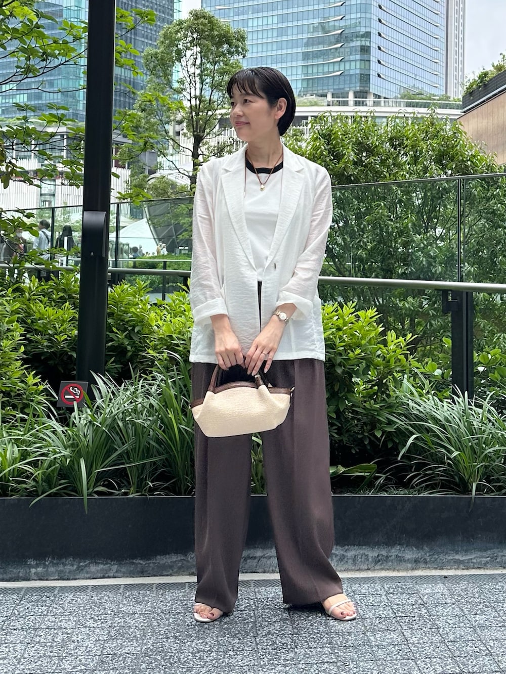 「ジャケット、ジャケットスタイル、ジャケットコーデ、シアージャケット、シアージャケットコーデ、パンツ、パンツスタイル、パンツコーデ、ワイドパンツ、ワイドパンツコーデ、お出かけコーデ、オトナ女子、夏服、ブラウンパンツ、ノースリーブニット」｜「NOLLEY’Sの【LORISTELLA/ロリステッラ】雑材コンビミニバッグmade in italy（バックパック/リュック、ブラウン系）」を使った、minaさん（骨格ストレート・レディース・157cm）の春コーディネートの8枚目の写真