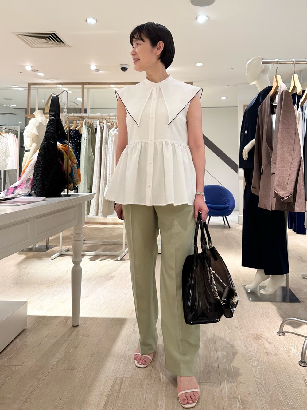 「ブラウス、ブラウスコーデ、ブラウス×パンツ、パンツ、パンツスタイル、パンツコーデ、大人女子、大人かわいい、オトナ女子、オトナカワイイ、オトナガーリー、夏コーデ、夏服コーデ、おでかけコーデ、大人ファッション」｜「NOLLEY’Sのビッグカラーノースリーブブラウス（シャツ/ブラウス、ホワイト系）」を使った、minaさん（骨格ストレート・レディース・157cm）の夏コーディネートの7枚目の写真