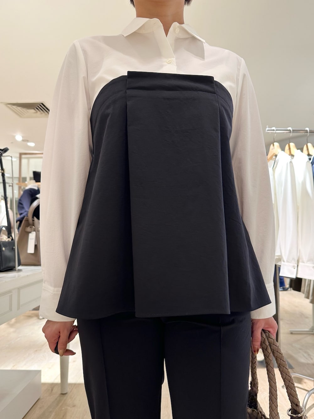 ブラック系のその他パンツ、ベージュ系のトートバッグ、ホワイト系のシャツ/ブラウスを着用したレディースの秋コーディネートの8枚目の写真