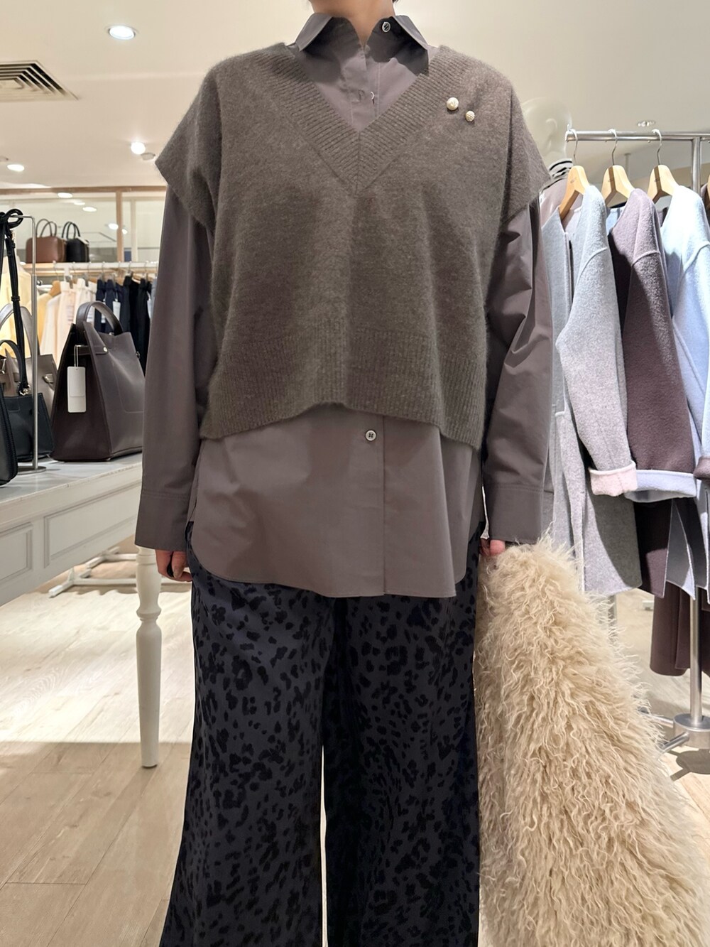 ブルー系のその他パンツ、ベージュ系のショルダーバッグ、ブラウン系のシャツ/ブラウスを着用したレディースの秋コーディネートの9枚目の写真