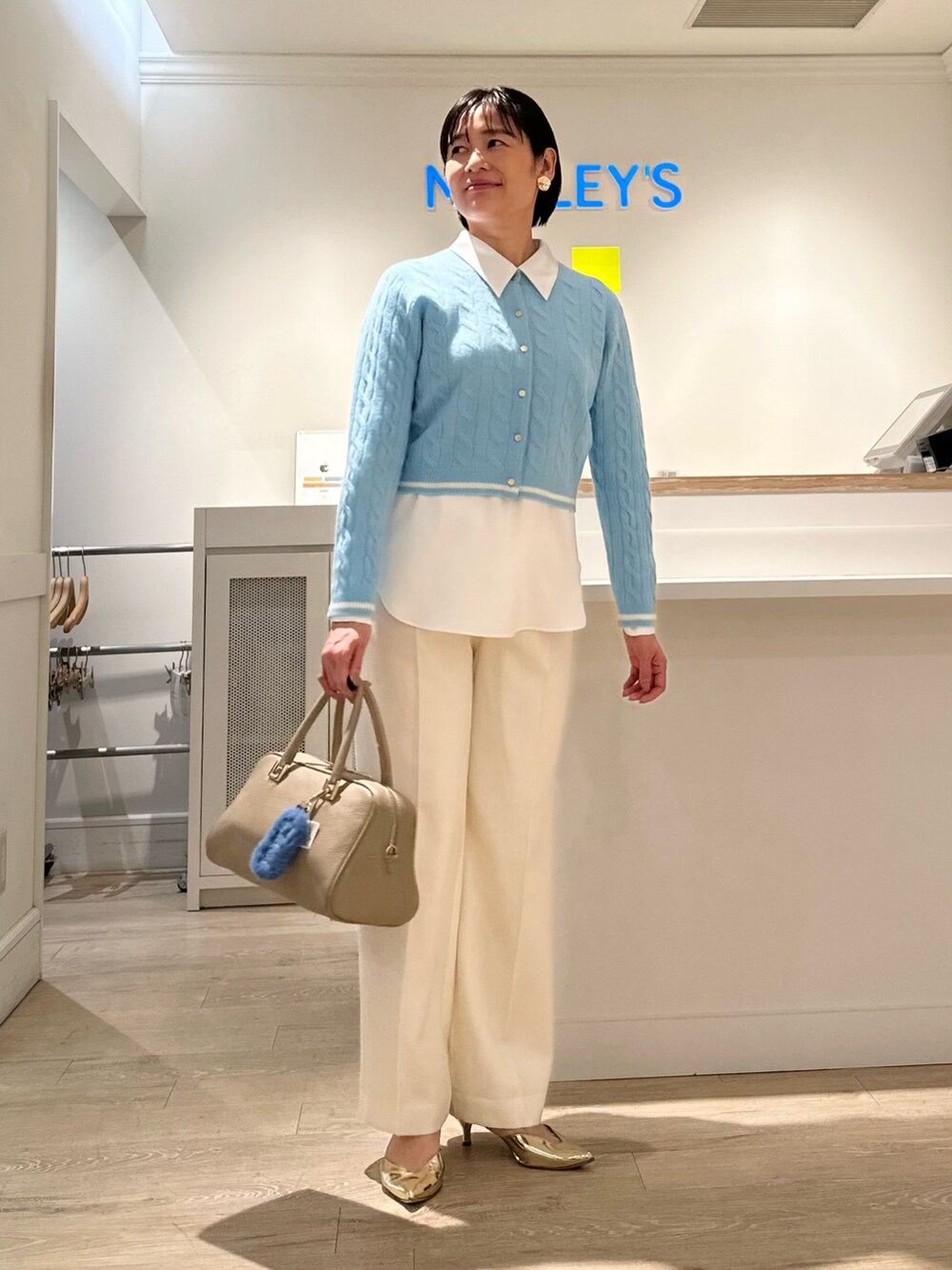「カーディガン、ケーブルニット、パンツスタイル、パンツコーデ、ボストンバッグ、バッグチャーム、お出かけコーデ、オトナ女子、冬のコーデ、大人可愛い」|「NOLLEY’SのS140シャルムビーバーリバーコート(その他アウター、ブラウン系)」を使った、minaさん(レディース・157cm)の冬コーディネートの5枚目の写真