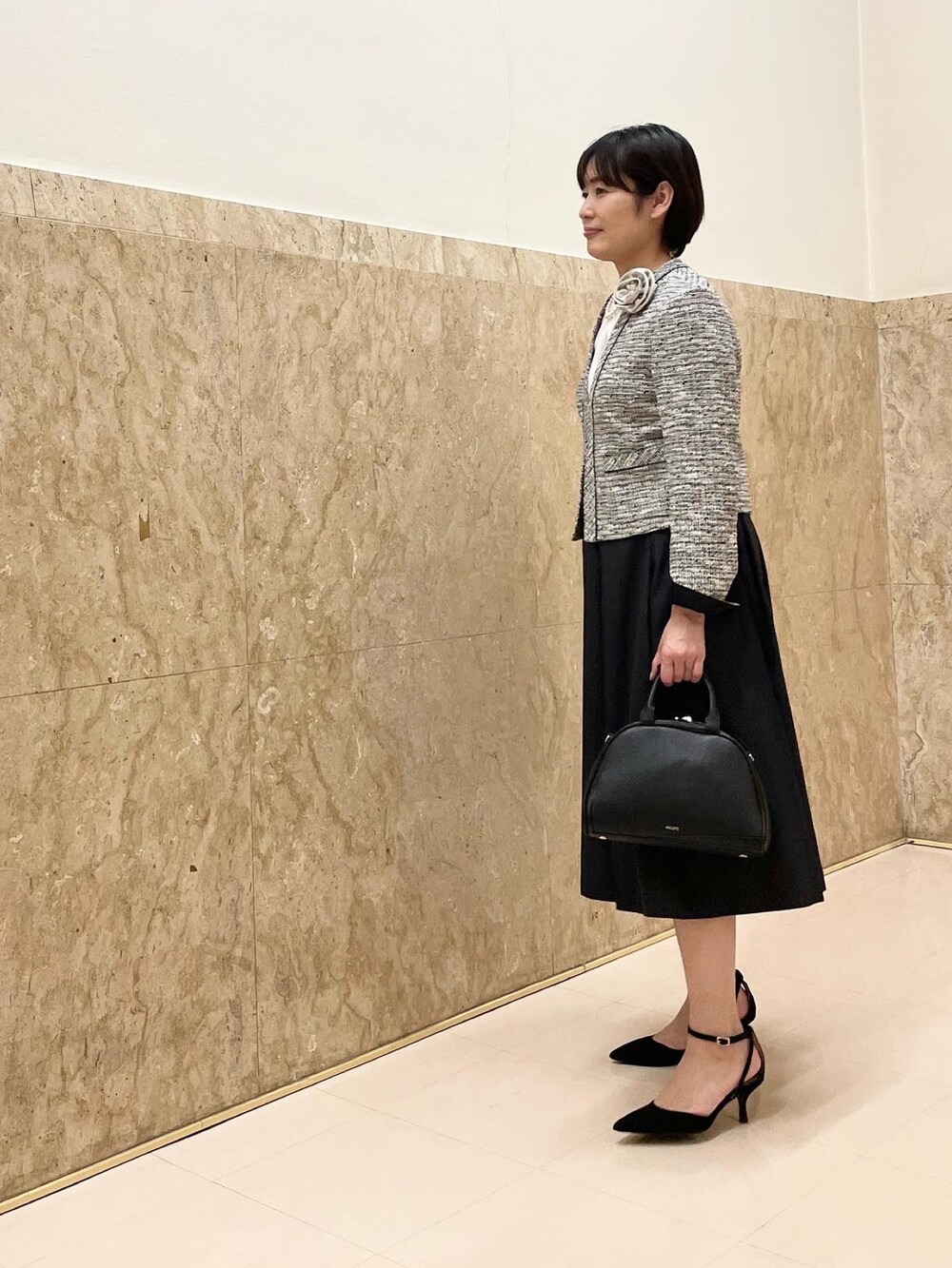 「ジャケット、ツイード、スカート、私の推しブランド、入学式、卒業式、入園式、卒園式、七五三、フォーマル、セレモニー、オケージョン」｜「NOLLEY’SのラメジャージツイードVネックジャケット（ノーカラージャケット、グレー系）」を使った、minaさん（レディース・157cm）の冬コーディネートの5枚目の写真