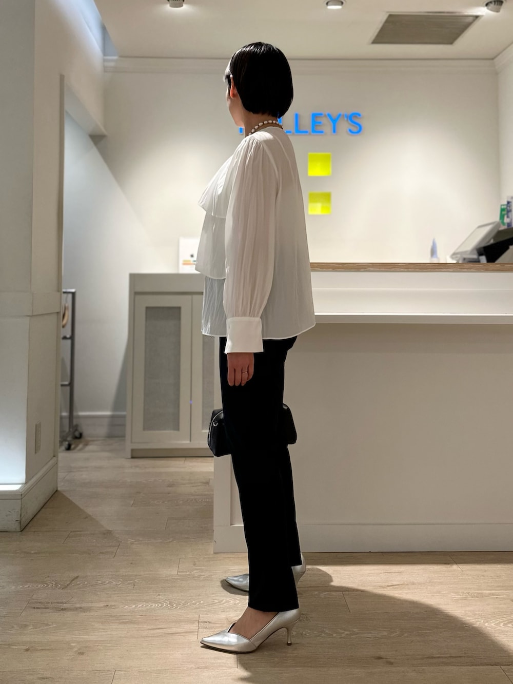 「ブラウス、ブラウス×パンツ、パンツ、パンツスタイル、パンツコーデ、細見えパンツ、細見え、通勤、通勤コーデ、通勤スタイル、セレモニー、セレモニーコーデ、セレモニースタイル」｜「NOLLEY’Sの割繊2WAYティアードフリルブラウス（シャツ/ブラウス、ホワイト系）」を使った、minaさん（骨格ストレート・レディース・157cm）の冬コーディネートの4枚目の写真