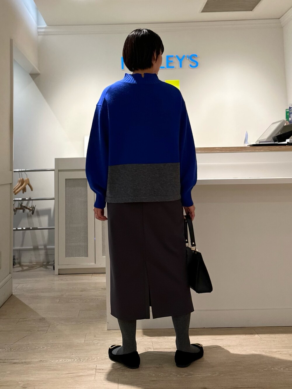 「ニット、ニットコーデ、ハイネックニット、ハイネックトップス、スカート、スカートスタイル、スカートコーデ、冬コーデ、冬服」｜「NOLLEY’Sの2wayCLASSICショルダーバッグM（ショルダーバッグ、ブラック系）」を使った、minaさん（骨格ストレート・レディース・157cm）の冬コーディネートの7枚目の写真