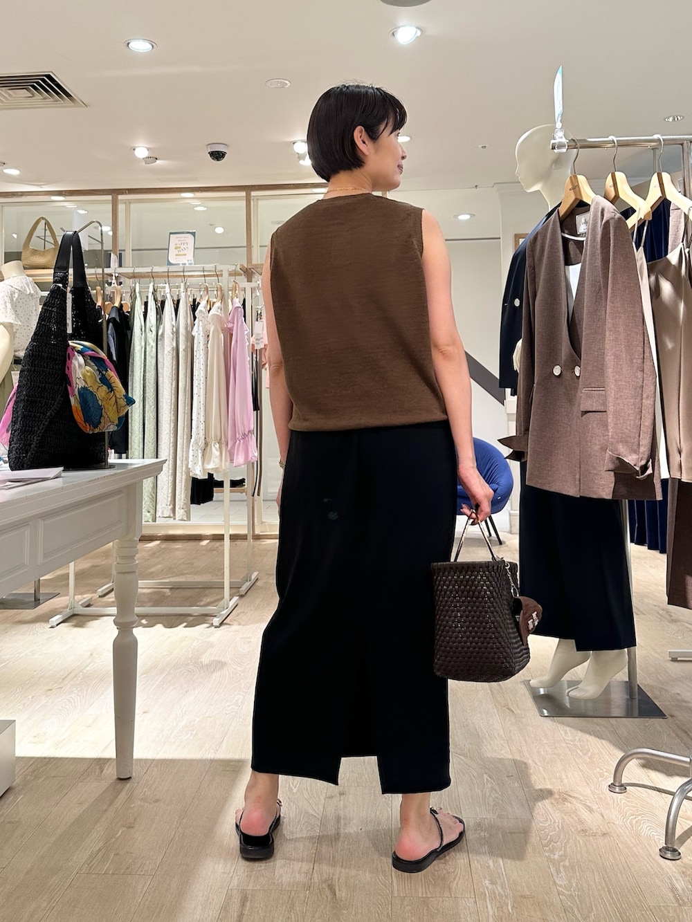 「カーディガン、カーディガンコーデ、リネン、アンサンブルニット、アンサンブル、スカート、スカートスタイル、スカートコーデ、夏ファッション、リラックススタイル、大人コーデ、大人女子、オトナ女子、ブラウンコーデ、ブラウン×ブラック」｜「NOLLEY’Sの【松葉☆別注アイテム】《セットアップ対応》エアリージョーゼットイージータイトスカート（スカート、ブラック系）」を使った、minaさん（骨格ストレート・レディース・157cm）の夏コーディネートの6枚目の写真
