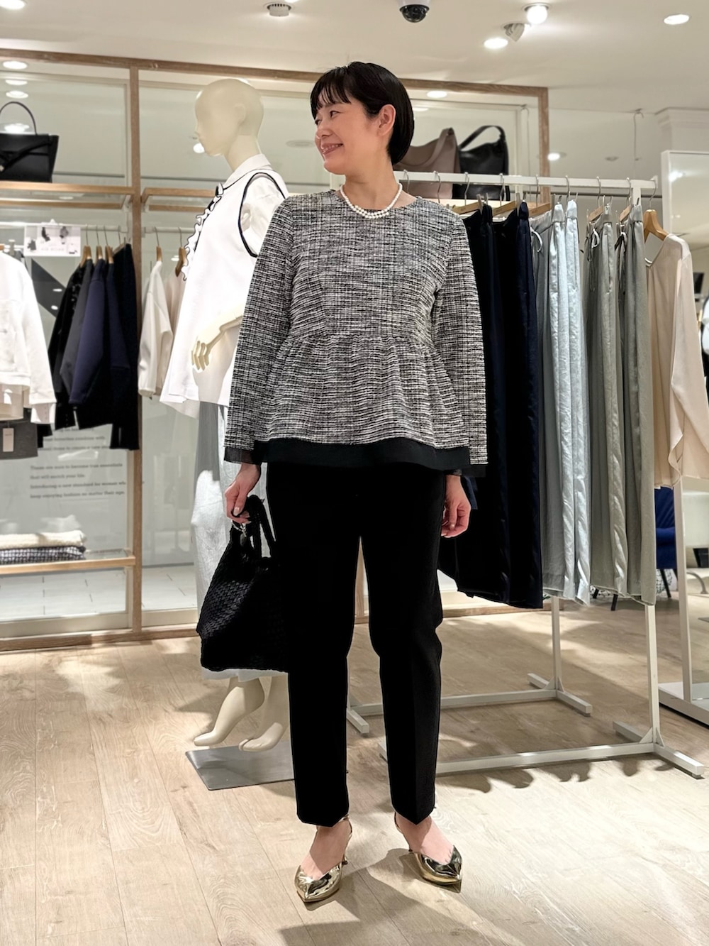 「セレモニー、セレモニーコーデ、セレモニースタイル、パンツ、パンツスタイル、パンツコーデ、春服コーデ、通勤、通勤コーデ、通勤スタイル、オフィス、オフィススタイル、オフィスコーデ、入学式コーデ、卒業式コーデ」｜「grace grace の【grace grace/グラスグラス】シェルパールオーバーショートネックレス（ネックレス、ホワイト系）」を使った、minaさん（骨格ストレート・レディース・157cm）の春コーディネートの5枚目の写真