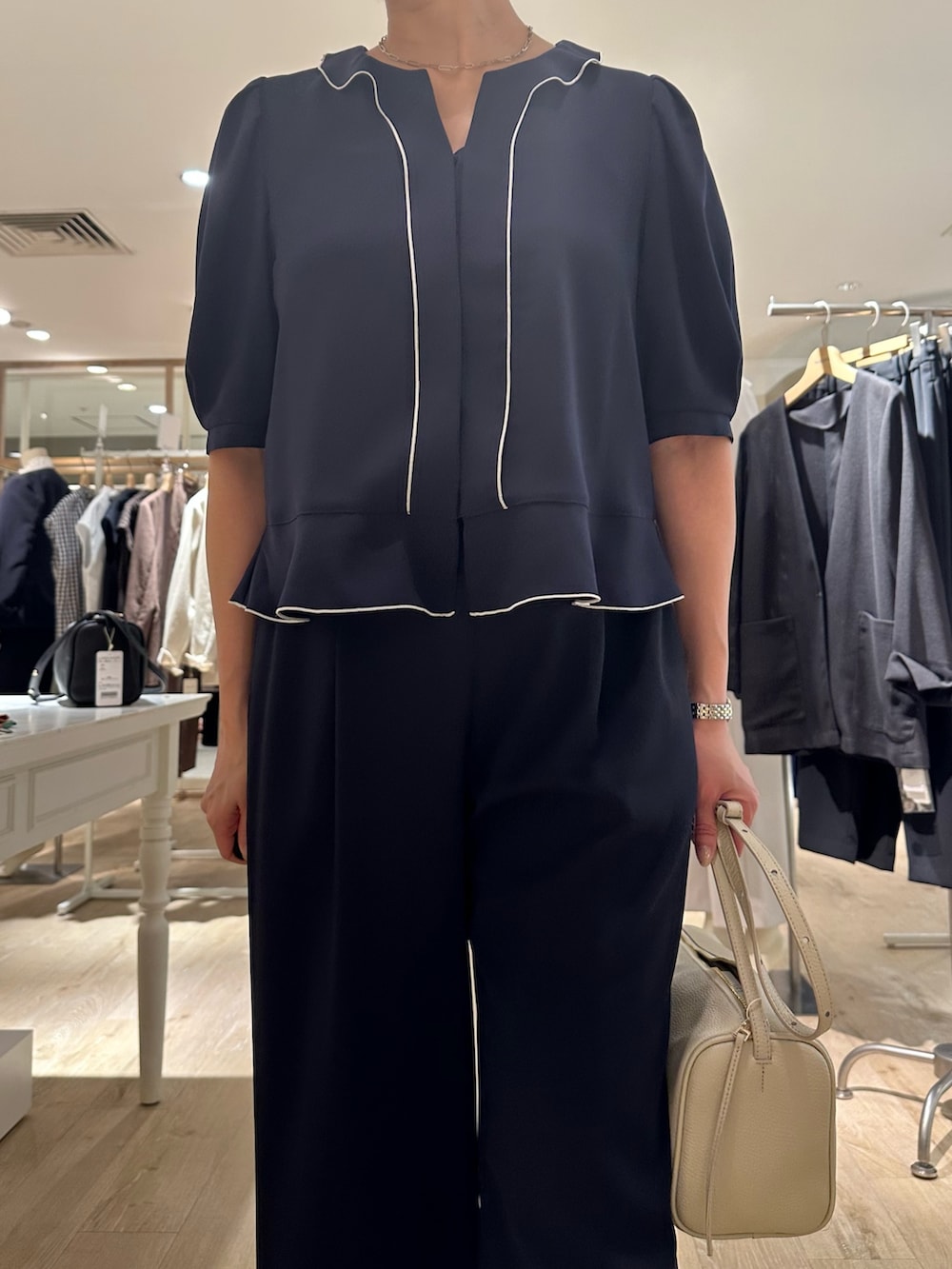 「ブラウス、ブラウスコーデ、ブラウス×パンツ、パンツ、パンツスタイル、パンツコーデ、通勤、通勤コーデ、通勤スタイル、オフィス、オフィススタイル、オフィスコーデ」｜「NOLLEY’Sの《セットアップ対応》ウォッシャブルツイルイージーパンツ（その他パンツ、ブルー系）」を使った、minaさん（骨格ストレート・レディース・157cm）の夏コーディネートの9枚目の写真