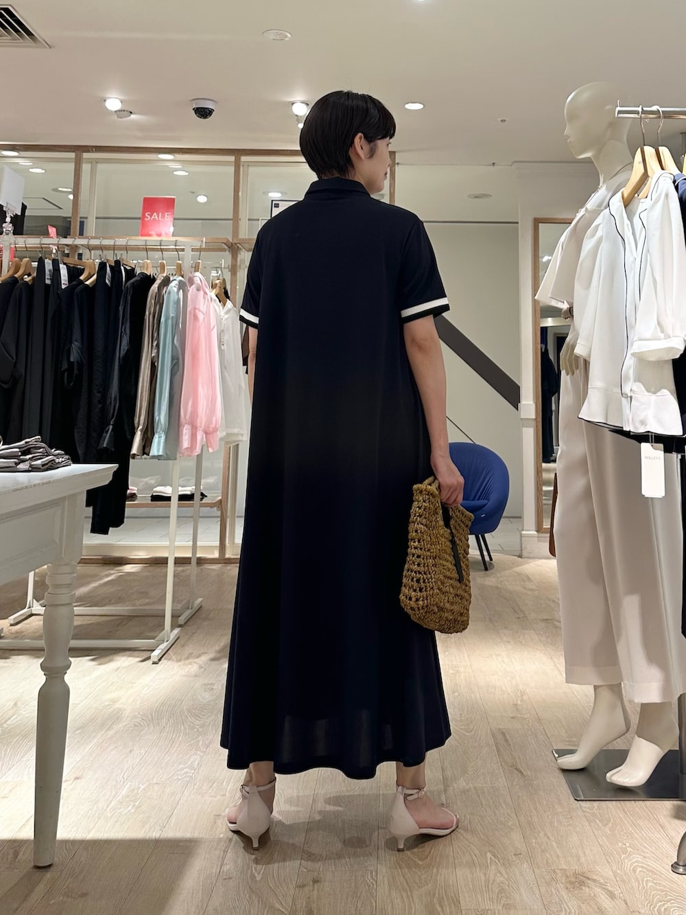 「ワンピース、ワンピーススタイル、ワンピースコーデ、ポロシャツワンピース、お出かけコーデ、夏コーデ、夏ファッション、おでかけコーデ、大人かわいい、ラクチンコーデ、オトナ女子、オトナカジュアル、オトナカワイイ、おとなコーデ、大人カジュアル」｜「NOLLEY’Sのポロ衿ワンピース（ワンピース、ブルー系）」を使った、minaさん（骨格ストレート・レディース・157cm）の夏コーディネートの5枚目の写真
