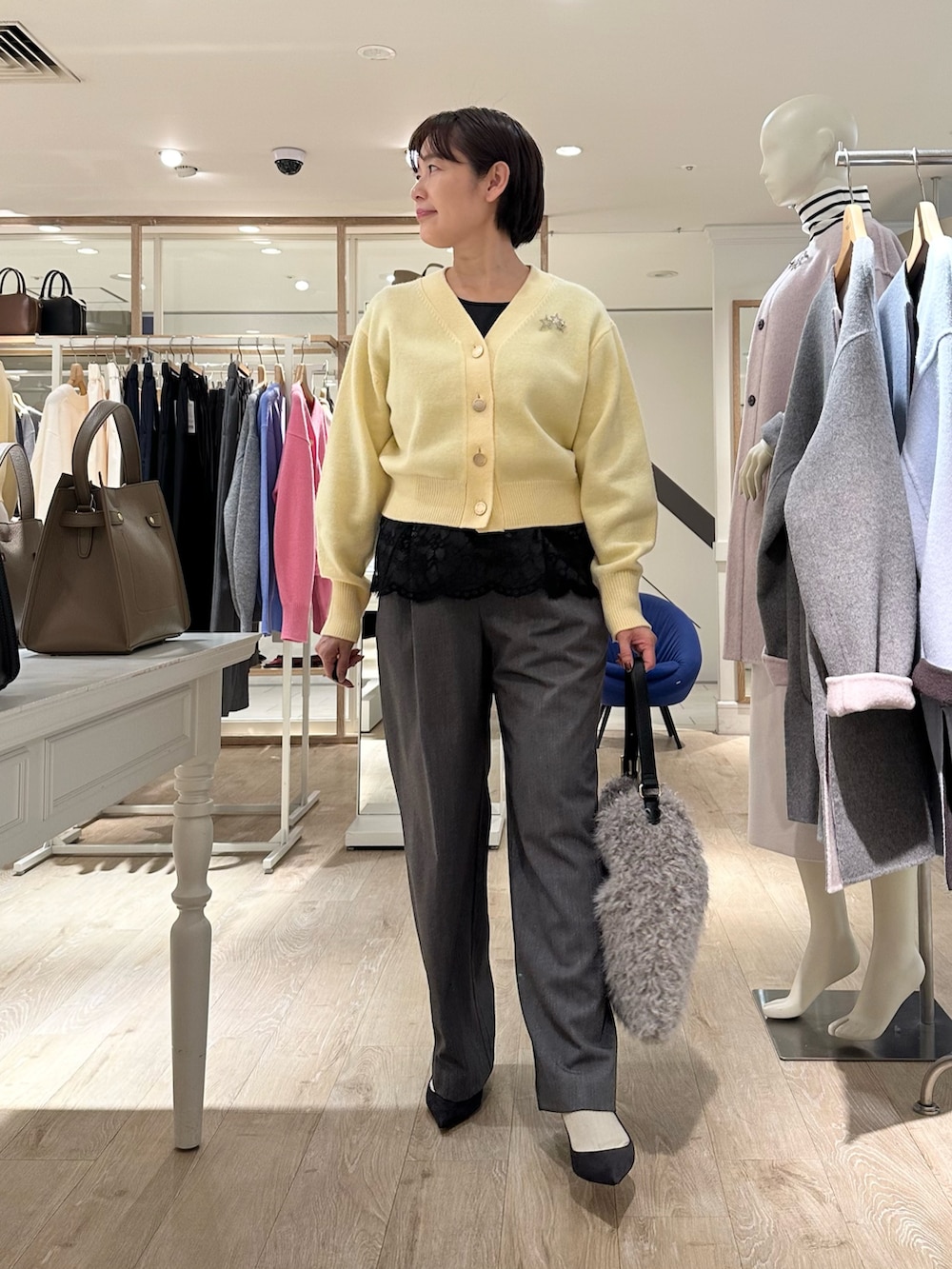 グレー系のその他パンツ、ベージュ系のショルダーバッグ、ブラック系のシャツ/ブラウスを着用したレディースの秋コーディネートの7枚目の写真