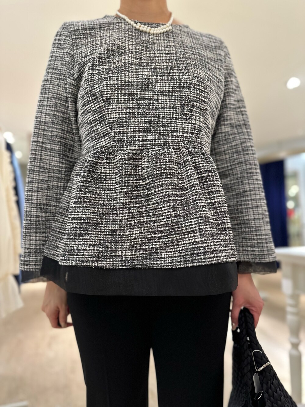 「セレモニー、セレモニーコーデ、セレモニースタイル、パンツ、パンツスタイル、パンツコーデ、春服コーデ、通勤、通勤コーデ、通勤スタイル、オフィス、オフィススタイル、オフィスコーデ、入学式コーデ、卒業式コーデ」｜「grace grace の【grace grace/グラスグラス】シェルパールオーバーショートネックレス（ネックレス、ホワイト系）」を使った、minaさん（骨格ストレート・レディース・157cm）の春コーディネートの7枚目の写真