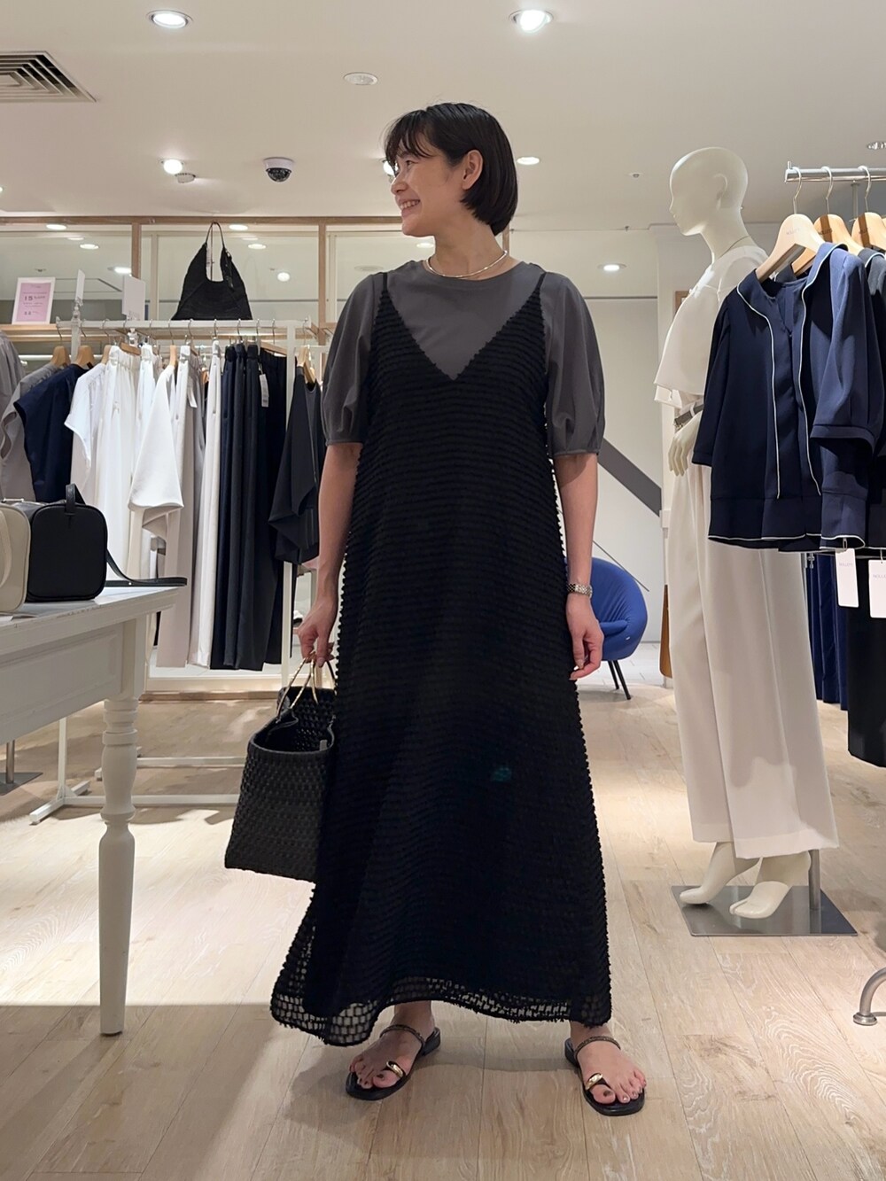 「キャミ、キャミワンピ、キャミワンピース、キャミ×Tシャツ、Tシャツ、5分袖Tシャツ、5分袖カットソー、夏ファッション、オトナ女子、楽チンコーデ、オトナカワイイ、ワンピース、ワンピーススタイル、ワンピースコーデ」|「SANRAMIの【SANRAMI/サンラミ】リングハンドルトートバッグ(トートバッグ、ブラック系)」を使った、minaさん(骨格ストレート・レディース・157cm)の夏コーディネートの6枚目の写真