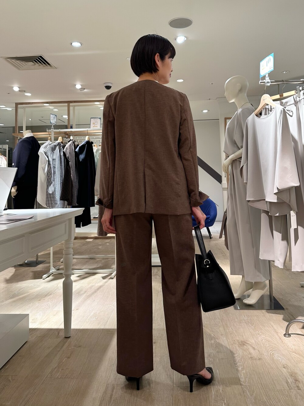 「ジャケット、ジャケットスタイル、ジャケットコーデ、ブラウス、ブラウスコーデ、パンツ、パンツスタイル、パンツコーデ、セットアップ、セットアップスタイル、セットアップコーデ、通勤、通勤コーデ、通勤スタイル、オフィスコーデ」｜「NOLLEY’Sの《セットアップ対応》ウォッシャブルドライトロピカルセミワイド美脚パンツ（その他パンツ、ブラウン系）」を使った、minaさん（骨格ストレート・レディース・157cm）の夏コーディネートの4枚目の写真