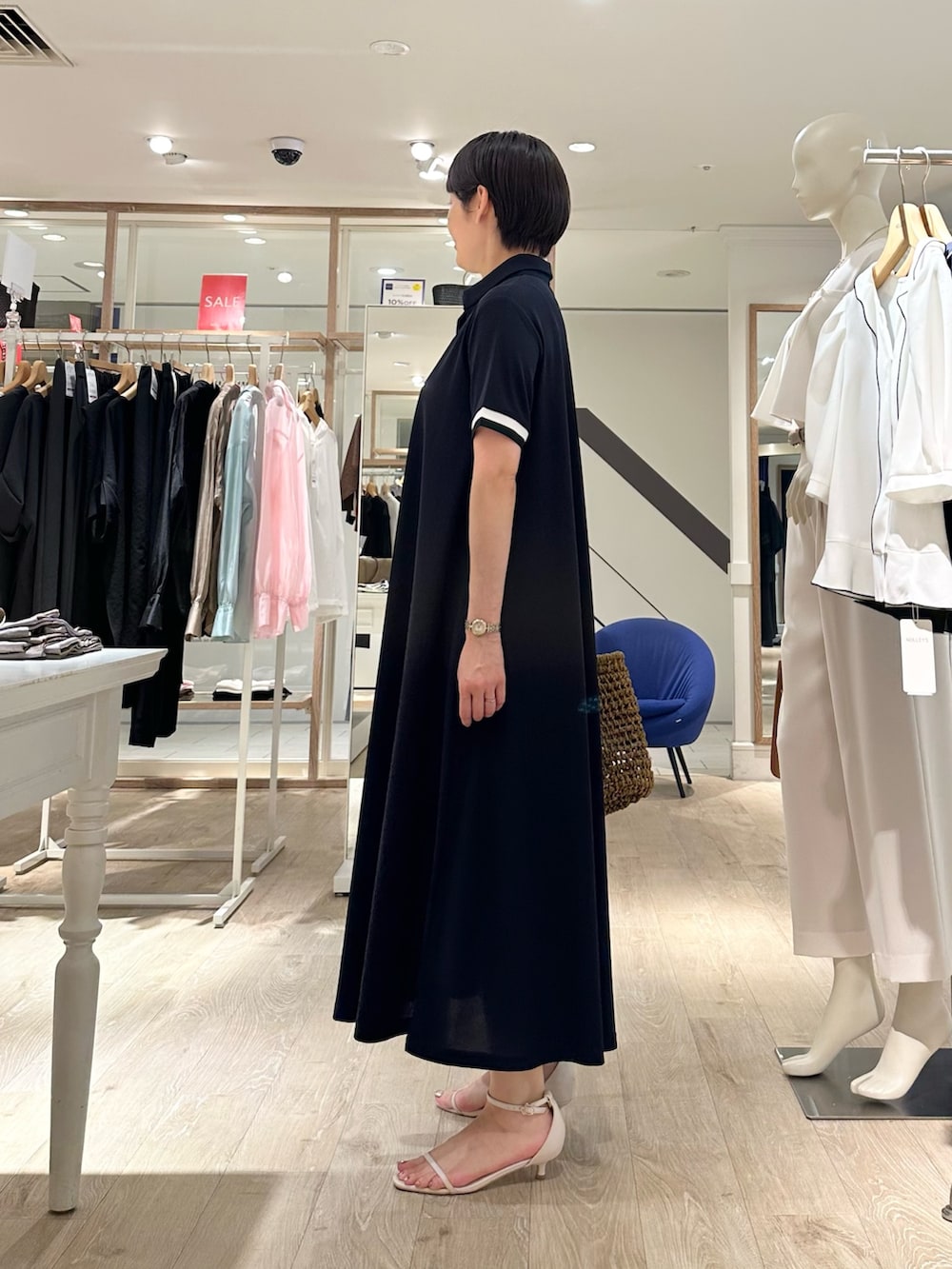 「ワンピース、ワンピーススタイル、ワンピースコーデ、ポロシャツワンピース、お出かけコーデ、夏コーデ、夏ファッション、おでかけコーデ、大人かわいい、ラクチンコーデ、オトナ女子、オトナカジュアル、オトナカワイイ、おとなコーデ、大人カジュアル」｜「NOLLEY’Sのポロ衿ワンピース（ワンピース、ブルー系）」を使った、minaさん（骨格ストレート・レディース・157cm）の夏コーディネートの4枚目の写真