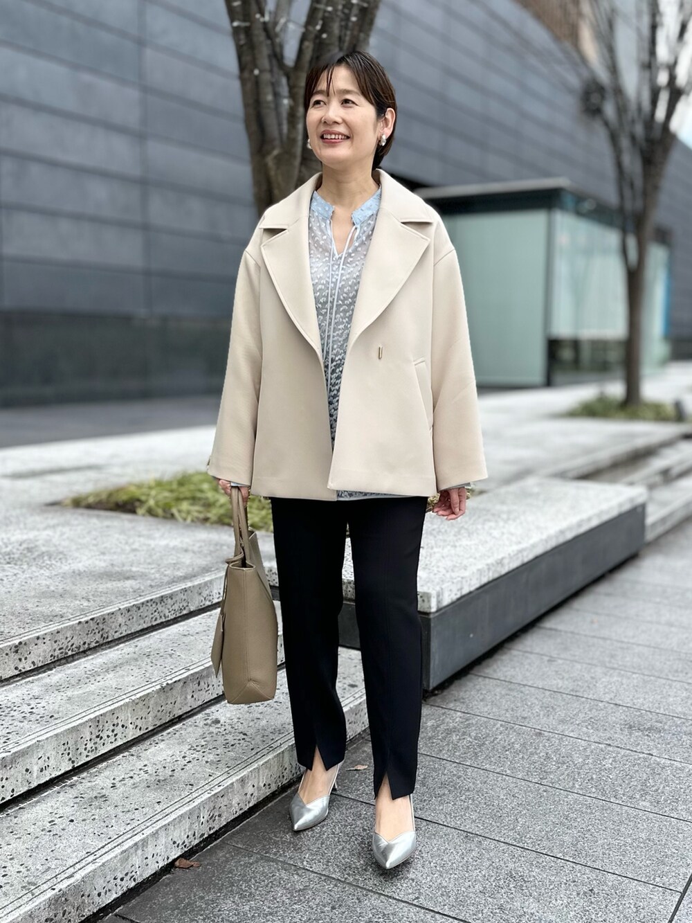 「オフィスカジュアル、休日スタイル、ブラウス、春コート、パンツスタイル、パンツコーデ、春アウター、春服みてみて、オトナ女子、24SS春の新作、40代ファッション、スリットパンツ、シアートップス」｜「NOLLEY’S Sophiのトリプルクロスショートコート（テーラードジャケット、ベージュ系）」を使った、minaさん（レディース・157cm）の春コーディネートの2枚目の写真