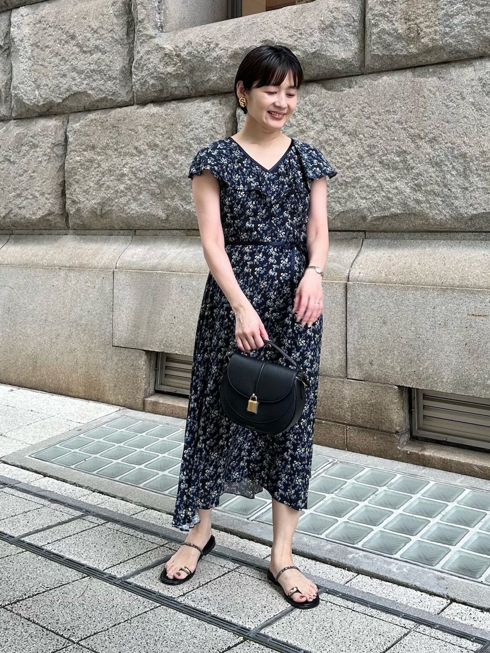 「ワンピース、ワンピーススタイル、花柄、花柄ワンピース、フラワープリント、フラワー柄、夏ファッション、お出かけコーデ、大人可愛い、デートコーデ、デート/ロマンティック、デートスタイル（WOMEN）、オトナ女子、オトナカワイイ、オトナガーリー」｜「NOLLEY’Sのウォッシャブルヴィーガンフラワープリントワンピース（ワンピース、ブルー系）」を使った、minaさん（骨格ストレート・レディース・157cm）の夏コーディネートの8枚目の写真