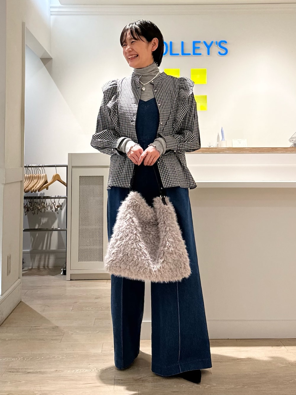 「リバティ、LIBERTY、ブラウス、ブラウス×デニム、オールインワン、デニム、タートルネック、秋コーデ、お出かけコーデ、オトナカワイイ、大人かわいい、オトナカジュアル」｜「NOLLEY’Sのフェイクファーワンショルダーバッグ（ショルダーバッグ、グレー系）」を使った、minaさん（レディース・157cm）の秋コーディネートの8枚目の写真
