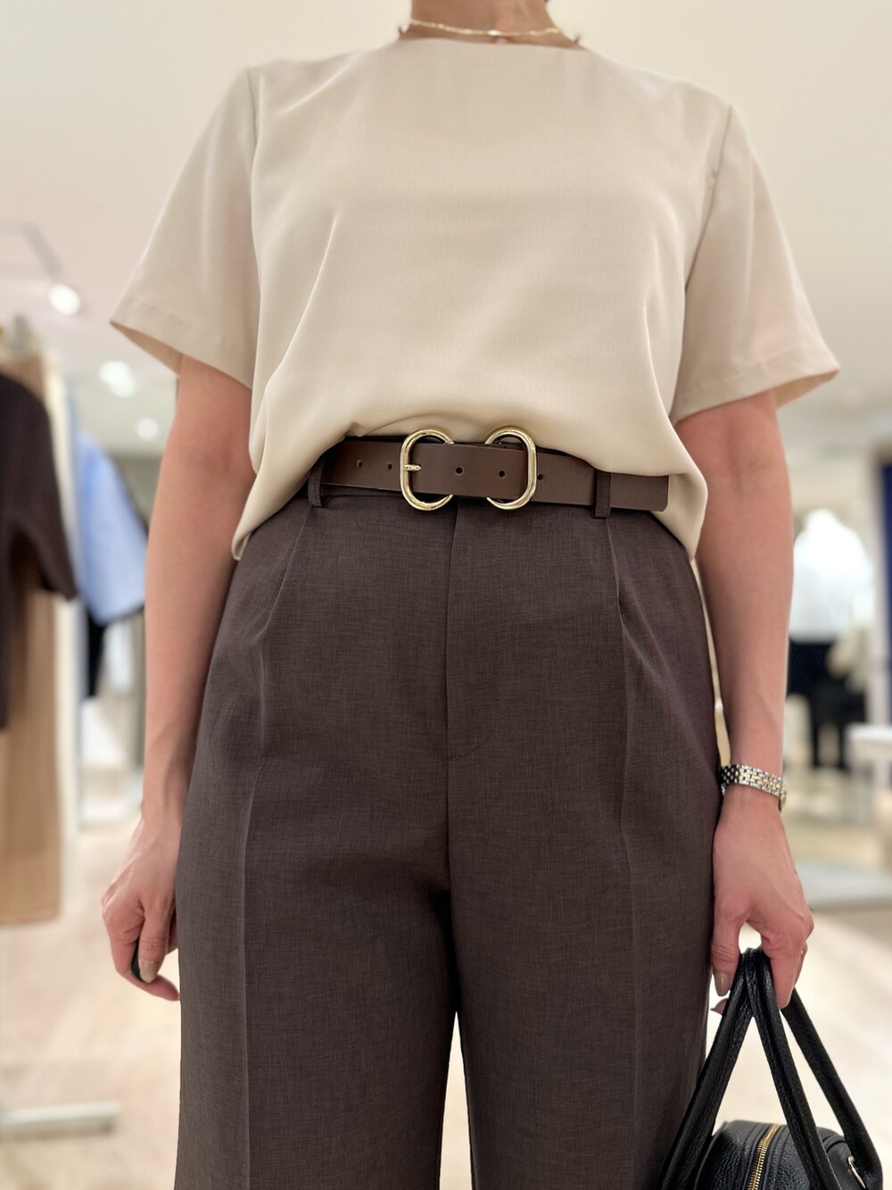 「シンプル、シンプルコーデ、シンプルスタイル、シンプルおしゃれが好き、パンツ、パンツスタイル、パンツコーデ、お出かけコーデ、大人コーデ、お仕事コーデ、ベルト、ブラウンコーデ、ブラウンパンツ、ブラウン、ブラウン×ベージュ」｜「NOLLEY’Sの【grace grace/グラスグラス】【WEB STAFF恵☆別注アイテム】プレーンチョーカー（チョーカー、ゴールド系）」を使った、minaさん（骨格ストレート・レディース・157cm）の春コーディネートの6枚目の写真
