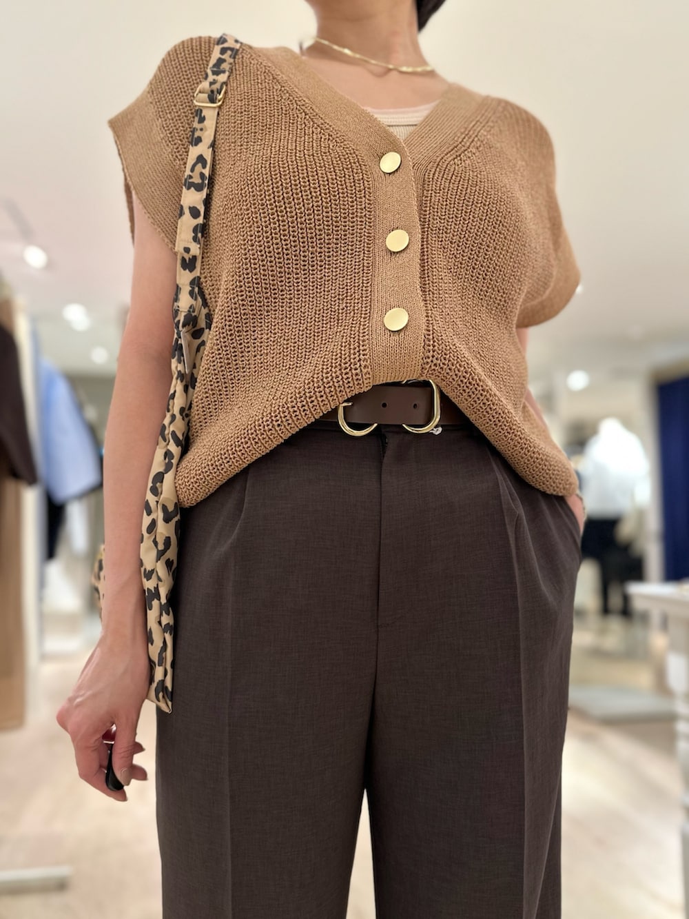 「ベスト、ベストコーデ、ベストスタイル、パンツ、パンツスタイル、パンツコーデ、ブラウン、ブラウンコーデ、ブラウンパンツ、ベルト、レオパード、レオパードバッグ、ワントーンコーデ、お出かけコーデ、大人かわいい」｜「NOLLEY’Sの【PR林☆別注カラーあり】ウォッシャブルツイルストレッチ愛されワイドパンツ（その他パンツ、ブラウン系）」を使った、minaさん（骨格ストレート・レディース・157cm）の春コーディネートの8枚目の写真