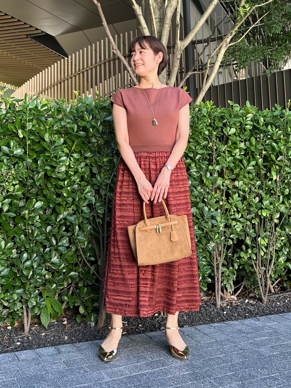 「ワンピース、ワンピーススタイル、ワンピースコーデ、秋色夏素材、秋色コーデ、オトナ女子、オトナカワイイ、大人コーデ、大人女子、大人かわいい、デートコーデ、デートスタイル（WOMEN）、ノースリーブ、おでかけ服」｜「NOLLEY’Sのフリンジ生地ニットワンピース（ワンピース、ブラウン系）」を使った、minaさん（骨格ストレート・レディース・157cm）の夏コーディネートの6枚目の写真