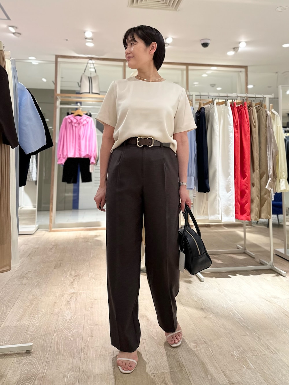 「シンプル、シンプルコーデ、シンプルスタイル、シンプルおしゃれが好き、パンツ、パンツスタイル、パンツコーデ、お出かけコーデ、大人コーデ、お仕事コーデ、ベルト、ブラウンコーデ、ブラウンパンツ、ブラウン、ブラウン×ベージュ」｜「NOLLEY’Sの【grace grace/グラスグラス】【WEB STAFF恵☆別注アイテム】プレーンチョーカー（チョーカー、ゴールド系）」を使った、minaさん（骨格ストレート・レディース・157cm）の春コーディネートの2枚目の写真