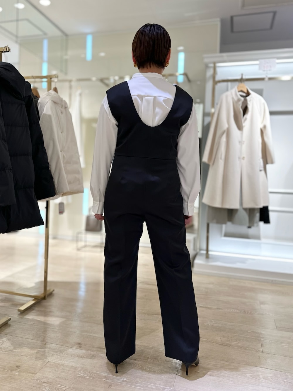 「サロペット、オールインワン、お出かけコーデ、大人かわいい、シャツコーデ、レイヤードスタイル、モノトーン、パンツスタイル、ブラック、大人女子」｜「NOLLEY’Sのウォッシャブルサロペット（つなぎ/オールインワン、ブラック系）」を使った、minaさん（レディース・157cm）の冬コーディネートの4枚目の写真