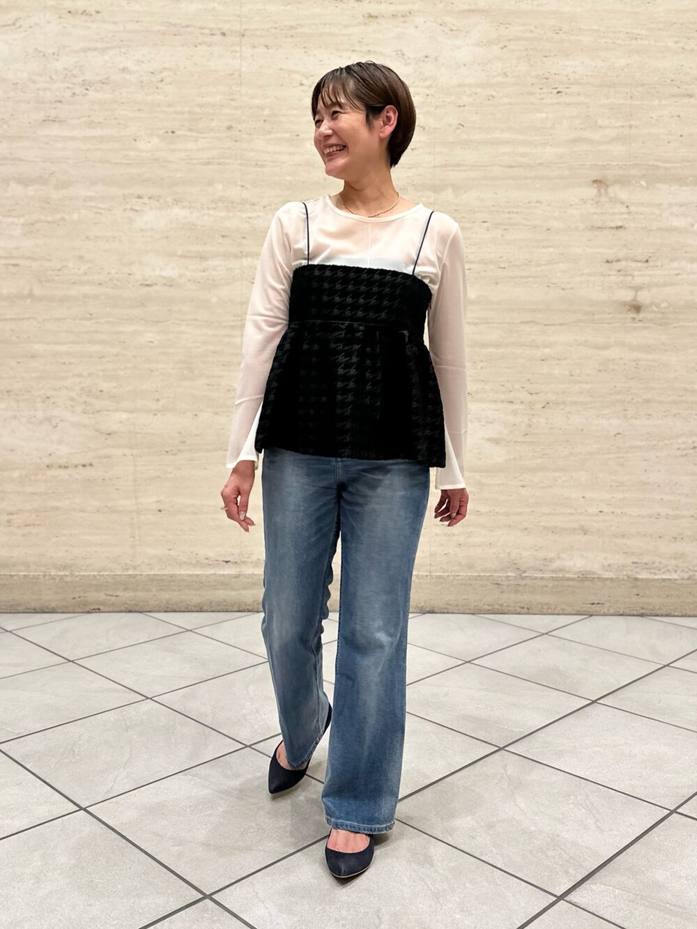 「キャミソール、チドリ柄、シアートップス、レイヤードスタイル、デニム、秋服準備はじめました、秋先取りコーデ、秋服」｜「NOLLEY’SのロングスリーブT（Tシャツ/カットソー、ホワイト系）」を使った、minaさん（レディース・157cm）の夏コーディネートの2枚目の写真
