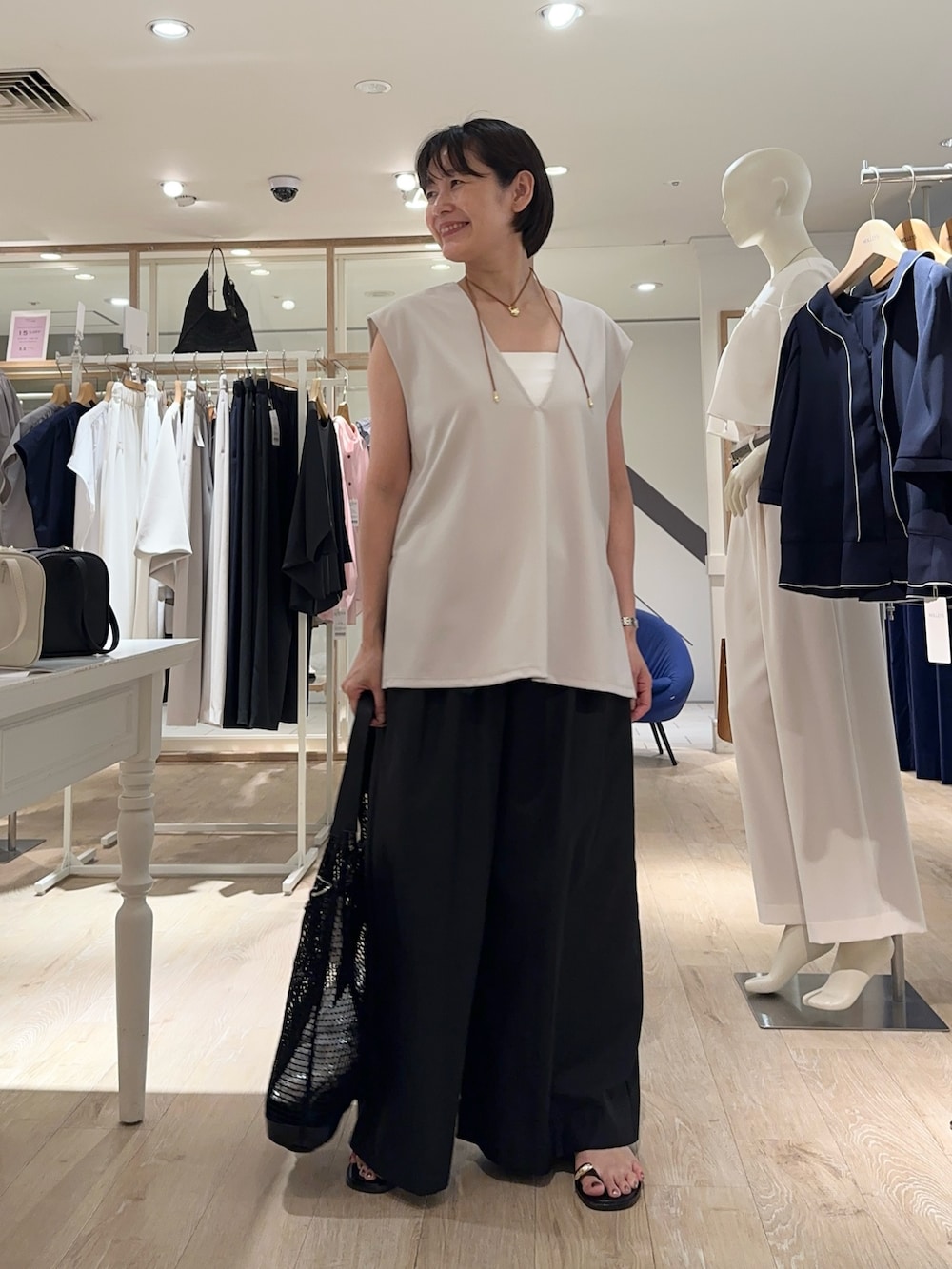 「ベスト、パンツ、パンツスタイル、パンツコーデ、楽チンコーデ、夏ファッション、オトナ女子、ラフコーデ、ラクチンコーデ、大人女子、リラックススタイル、大人コーデ」|「NOLLEY’Sのメッシュトート(ポーチ・チャーム付)(ショルダーバッグ、ブラック系)」を使った、minaさん(骨格ストレート・レディース・157cm)の夏コーディネートの5枚目の写真