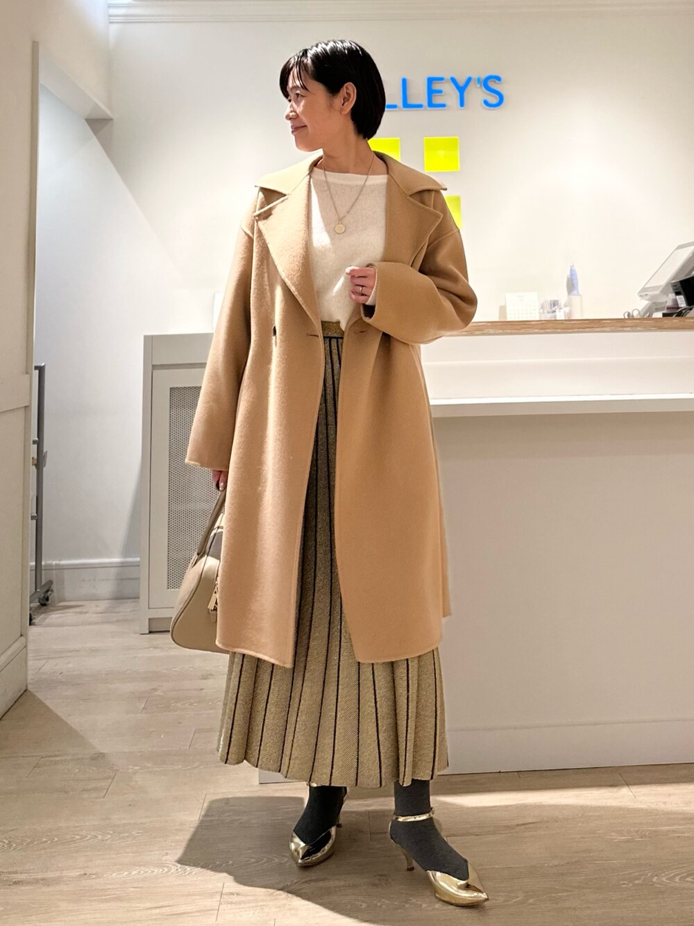 「リバーコート、コートスタイル、ニットコーデ、スカート、ニットスカート、リバーシブル、ラメ、冬コーデ、お出かけコーデ、オトナ女子、クリスマスコーデ、大人可愛い、デートコーデ」｜「NOLLEY’Sのウールカシミヤムジストール（ストール/ショール、ホワイト系）」を使った、minaさん（レディース・157cm）の秋コーディネートの2枚目の写真