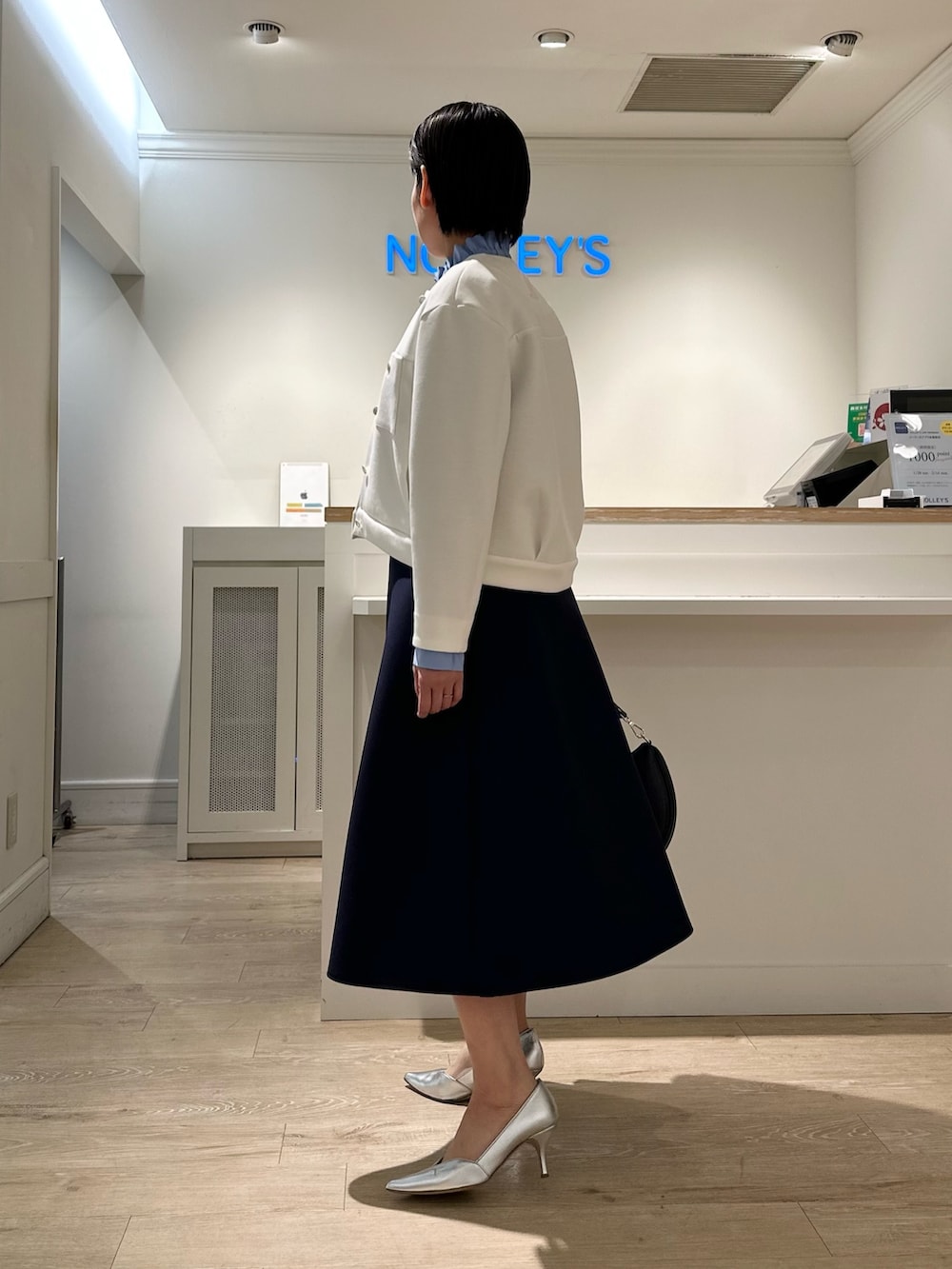 「スカート、スカートスタイル、スカートコーデ、フレアスカート、フレアスカート×白、フレアスカートコーデ、ブルゾン、ブルゾンコーデ、春アウター、春アウターコーデ、セットアップ、セットアップスタイル、セットアップコーデ、フリルシャツ、ブルーシャツ」｜「NOLLEY’Sのウォッシャブルエアボールクルーネックブルゾン（ブルゾン、ホワイト系）」を使った、minaさん（骨格ストレート・レディース・157cm）の冬コーディネートの7枚目の写真