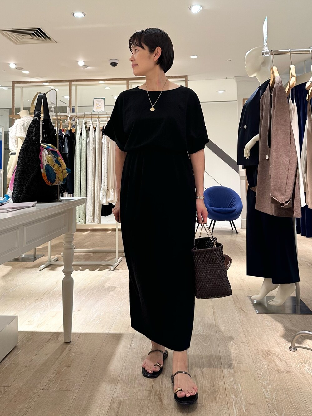 「セットアップ、セットアップスタイル、セットアップコーデ、涼しいコーデ、ブラウス、ブラウスコーデ、ブラウス×スカート、スカート、スカートスタイル、スカートコーデ、リラックス、リラックススタイル、リラックスコーデ、モノトーン、夏服」|「grace grace の【grace grace/グラスグラス】コインネックレス(ネックレス、ゴールド系)」を使った、minaさん(骨格ストレート・レディース・157cm)の春コーディネートの7枚目の写真