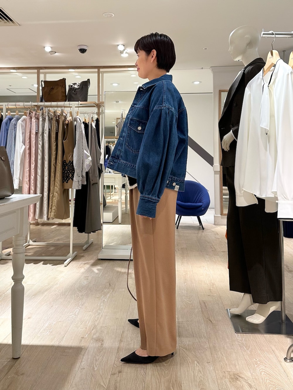 ブラック系のニット/セーター、イエロー系のショルダーバッグ、イエロー系のその他パンツを着用したレディースの秋コーディネートの2枚目の写真