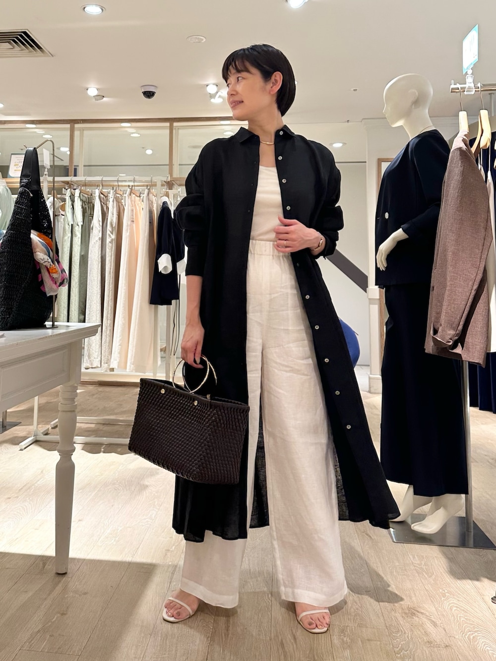 「リネン、リネンパンツ、リネンワンピース、ワンピースコーデ、ワンピーススタイル、リラックススタイル、リラックスパンツ、リラックスコーデ、リラックスワンピース、シャツはおり、はおりワンピ、夏ファッション、大人カジュアルコーデ、ラフコーデ、大人コーデ」｜「SANRAMIの【SANRAMI/サンラミ】【松葉☆別注アイテム】リングハンドルメルカドバッグ（かごバッグ、ブラウン系）」を使った、minaさん（骨格ストレート・レディース・157cm）の夏コーディネートの9枚目の写真
