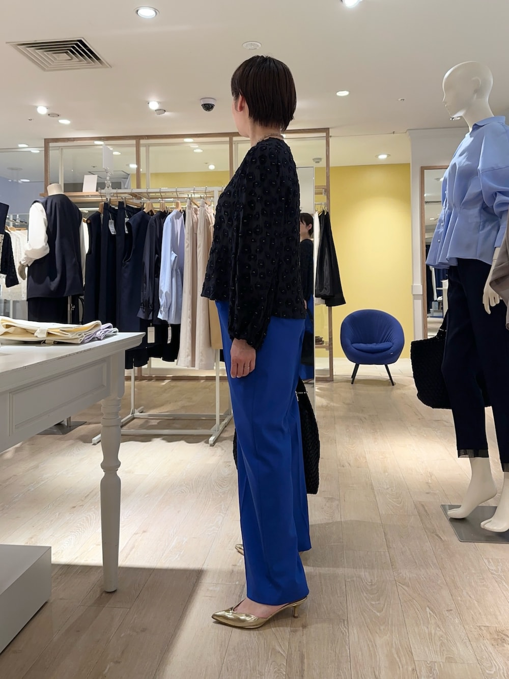 ブルー系のその他パンツ、ブルー系のシャツ/ブラウス、グレー系のネックレスを着用したレディースの冬コーディネートの4枚目の写真