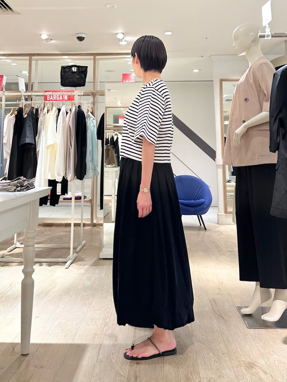 「tシャツ、Tシャツ、Tシャツコーデ、スカート、スカートスタイル、スカートコーデ、ボーダー、ボーダートップス、ボーダーTシャツ、バルーンスカート、大人カジュアルコーデ、オトナ女子、お出かけコーデ、ラフコーデ、オトナカワイイ」|「NOLLEY’Sの【SINBONO/シンボノ】 スエードコンビトートバッグ(トートバッグ、ブラウン系)」を使った、minaさん(骨格ストレート・レディース・157cm)の夏コーディネートの2枚目の写真