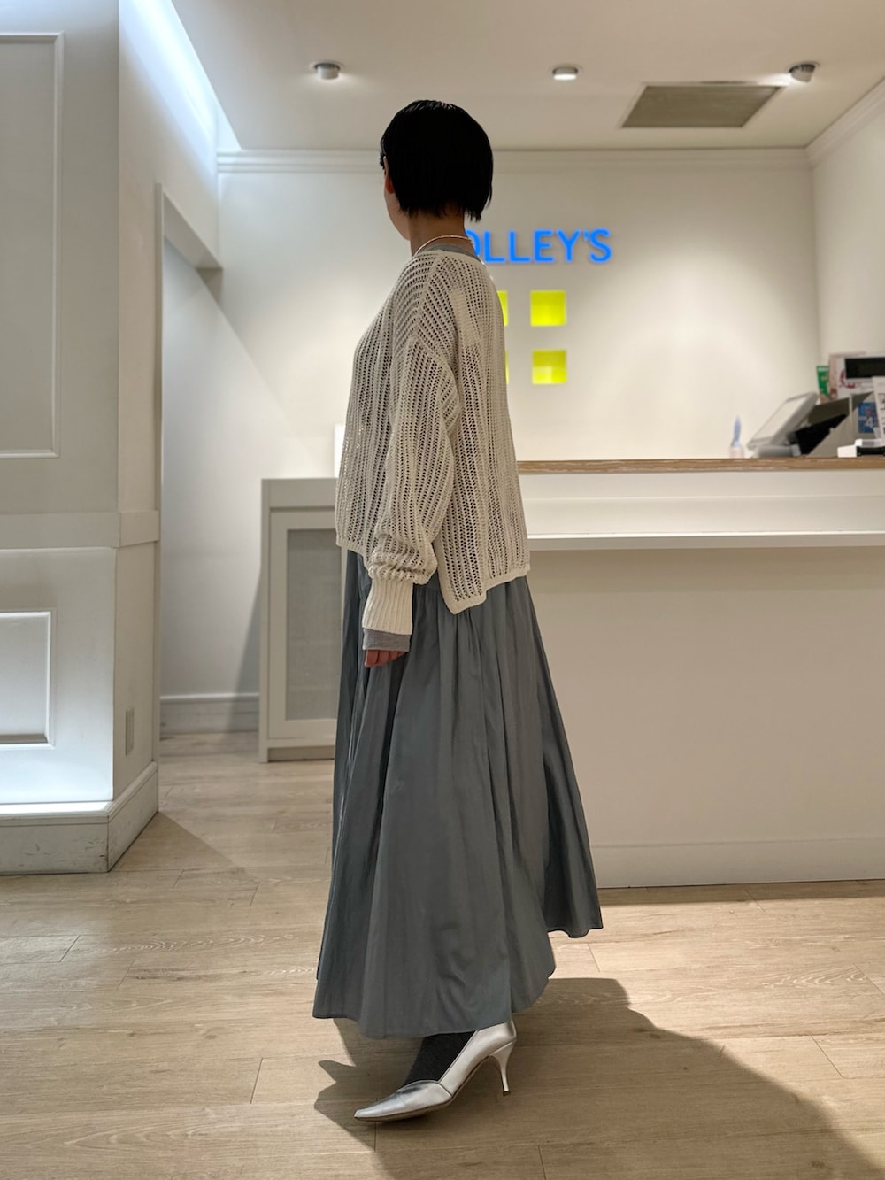「スカート、スカートスタイル、スカートコーデ、春ニット、メッシュニット、メッシュトップス、春服、大人可愛い、春カラー、フェミニン」|「NOLLEY’Sの【grace grace/グラスグラス】【WEB STAFF恵☆別注アイテム】プレーンチョーカー(チョーカー、シルバー系)」を使った、minaさん(骨格ストレート・レディース・157cm)の冬コーディネートの6枚目の写真