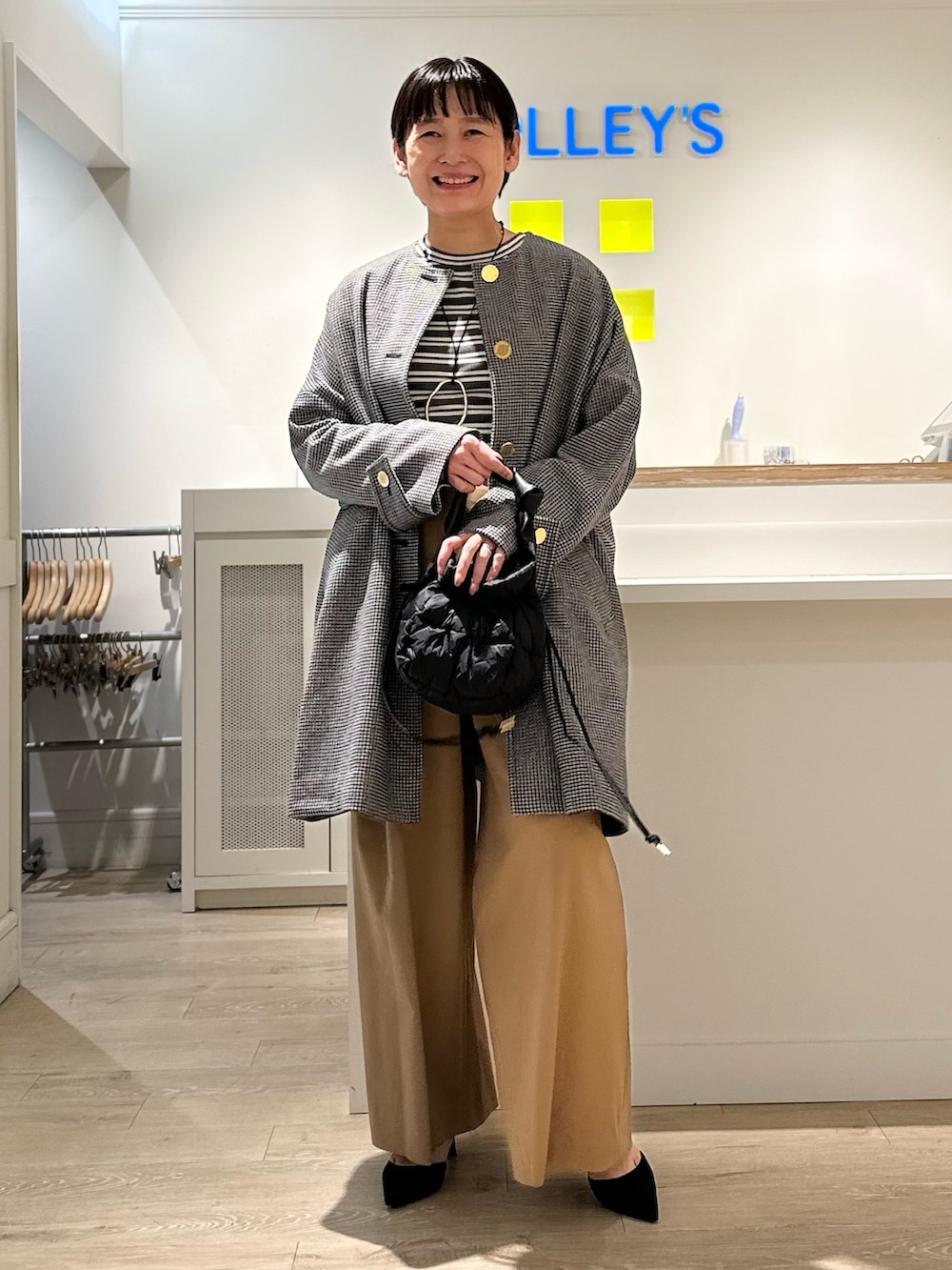 「トラディショナルウェザーウエア、Traditional Weatherwear、ノーカラーコート、コート、ボーダートップス、ワイドパンツ、パンツスタイル、パンツコーデ、秋コーデ、お出かけコーデ、オトナ女子、リラックススタイル」｜「TAIONの【TAION別注】合皮ハンドルダウン巾着バッグ（ショルダーバッグ、ブラック系）」を使った、minaさん（レディース・157cm）の秋コーディネートの5枚目の写真