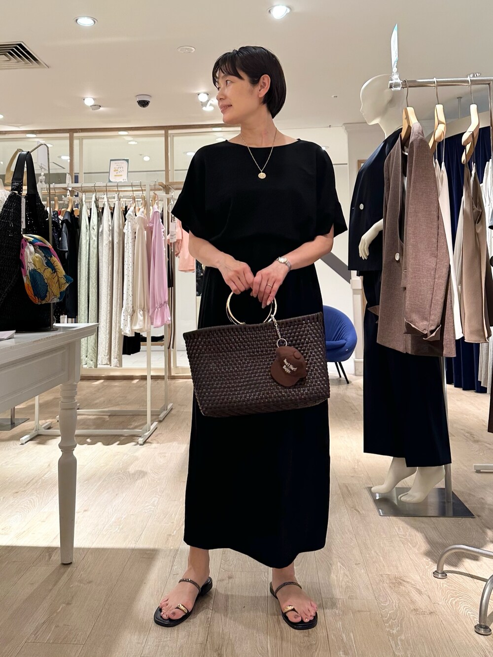 「セットアップ、セットアップスタイル、セットアップコーデ、涼しいコーデ、ブラウス、ブラウスコーデ、ブラウス×スカート、スカート、スカートスタイル、スカートコーデ、リラックス、リラックススタイル、リラックスコーデ、モノトーン、夏服」|「grace grace の【grace grace/グラスグラス】コインネックレス(ネックレス、ゴールド系)」を使った、minaさん(骨格ストレート・レディース・157cm)の春コーディネートの6枚目の写真
