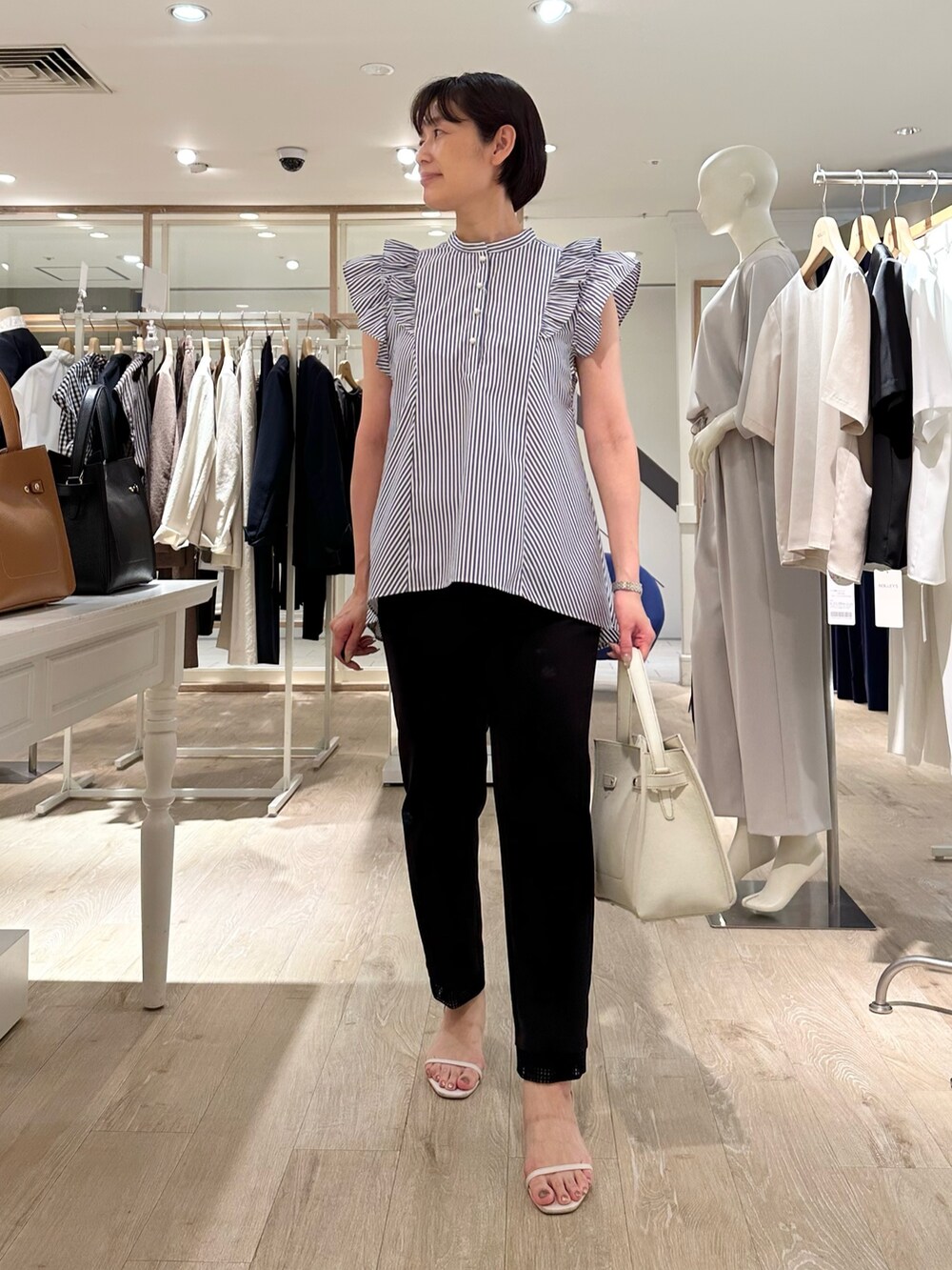 「ストライプ、ストライプシャツ、パンツ、パンツスタイル、パンツコーデ、夏コーデ、夏服コーデ、おでかけコーデ、夏ファッション、大人ファッション、大人女子、お出かけコーデ、オトナカワイイ、フリルブラウス、オトナ女子」｜「NOLLEY’Sのひねり金具付きワンハンドルバッグ【WEB STAFF守屋☆別注アイテム】（ショルダーバッグ、イエロー系）」を使った、minaさん（骨格ストレート・レディース・157cm）の夏コーディネートの8枚目の写真