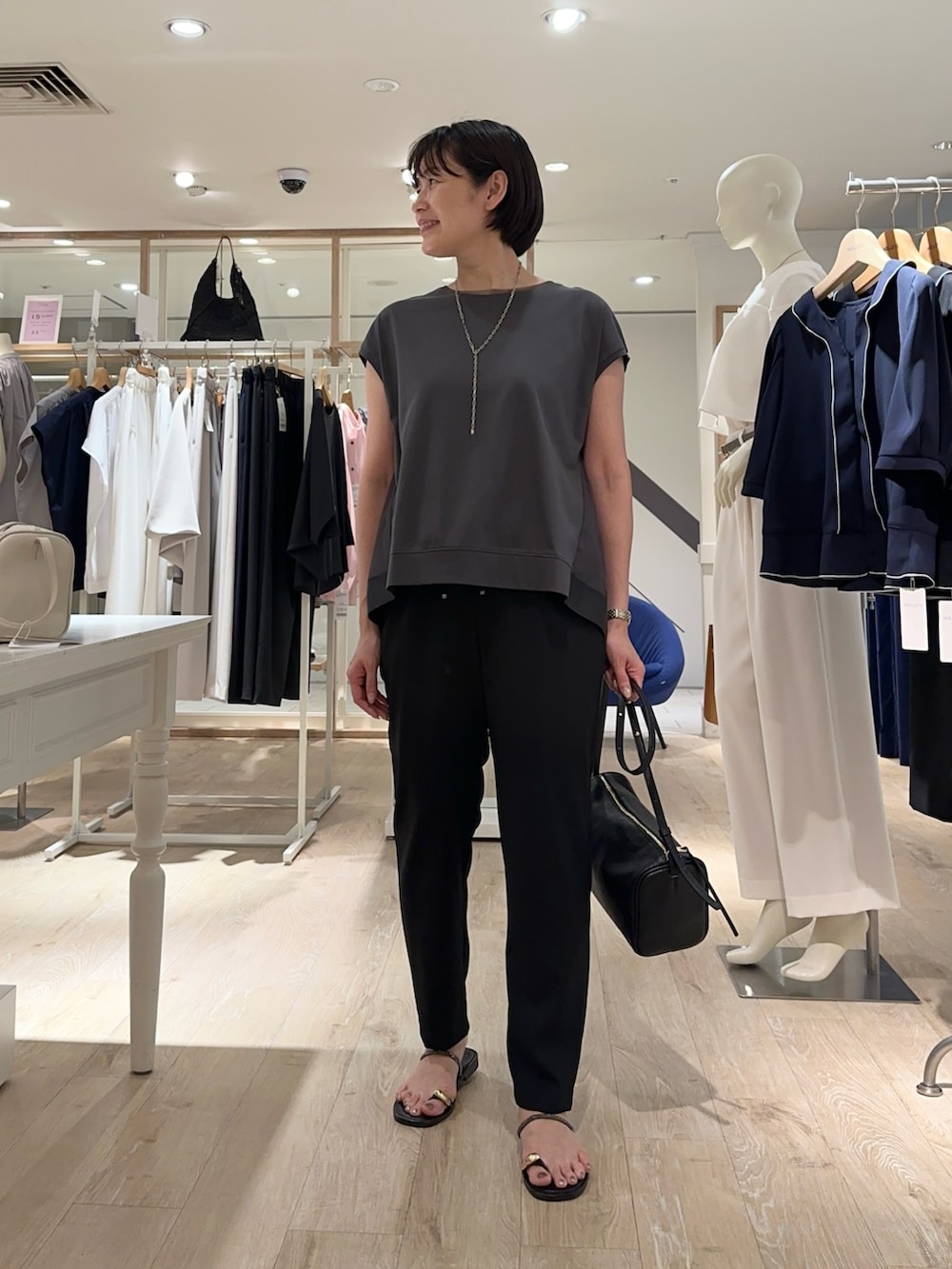 「チュール、チュールトップス、パンツ、パンツスタイル、パンツコーデ、夏ファッション、楽チンコーデ、オトナ女子、オトナカワイイ、大人、大人コーデ、大人女子、大人かわいい」｜「NICOLAS LAINASの【NICOLAS LAINAS/ニコラス ライナス】 メタリックフィンガーフックサンダル【NOLLEY'S mgr. 松葉☆別注アイテム】（サンダル、ゴールド系）」を使った、minaさん（骨格ストレート・レディース・157cm）の夏コーディネートの8枚目の写真