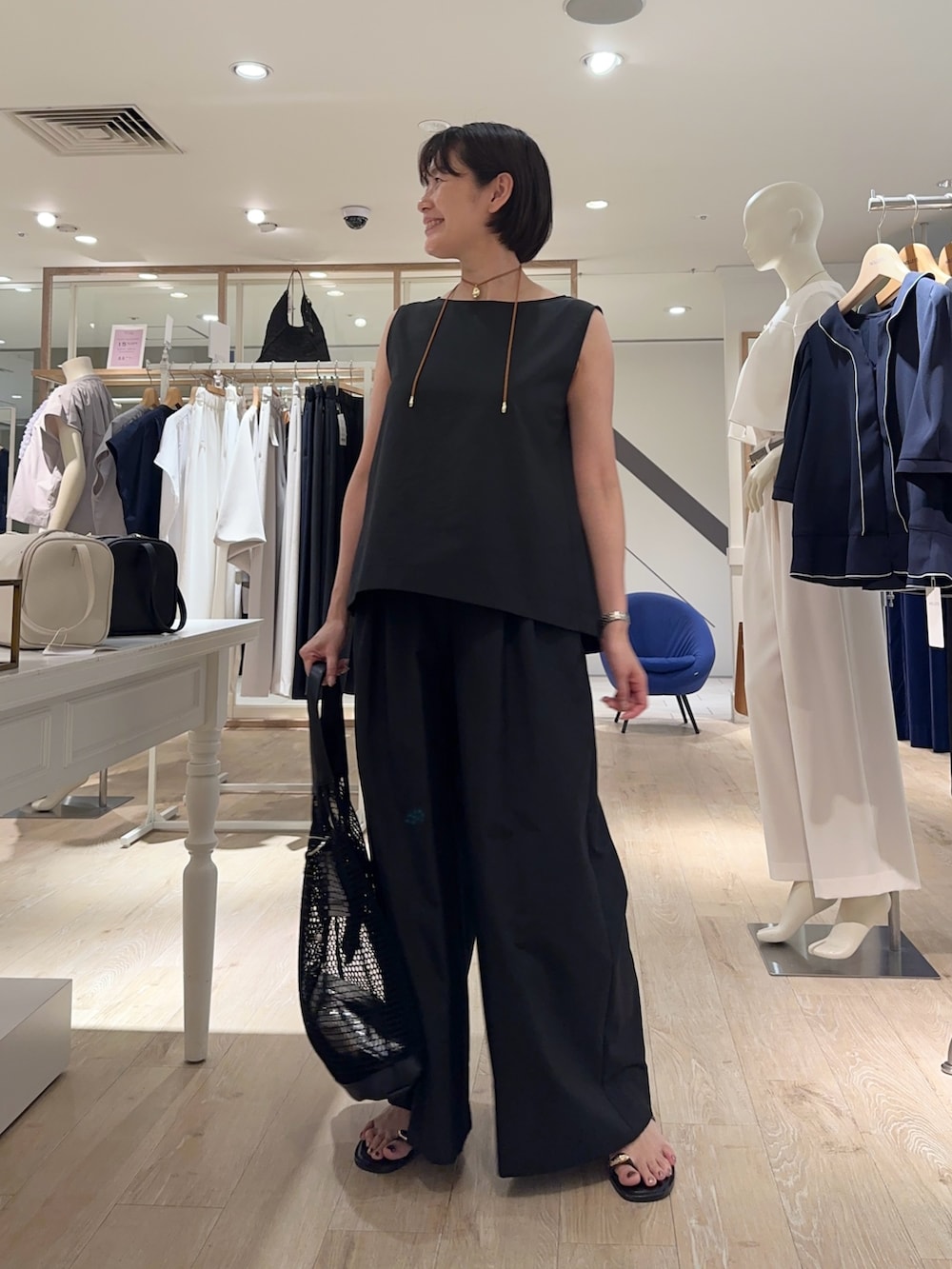 「セットアップ、セットアップスタイル、ノースリーブ、パンツ、パンツスタイル、パンツコーデ、楽チンコーデ、夏ファッション、オトナ女子、ラクチンコーデ、らくちんスタイル、ワイドパンツ、オトナカジュアル、リラックススタイル」｜「NOLLEY’Sのニュアンスプレートネックレス（ネックレス、ゴールド系）」を使った、minaさん（骨格ストレート・レディース・157cm）の夏コーディネートの2枚目の写真