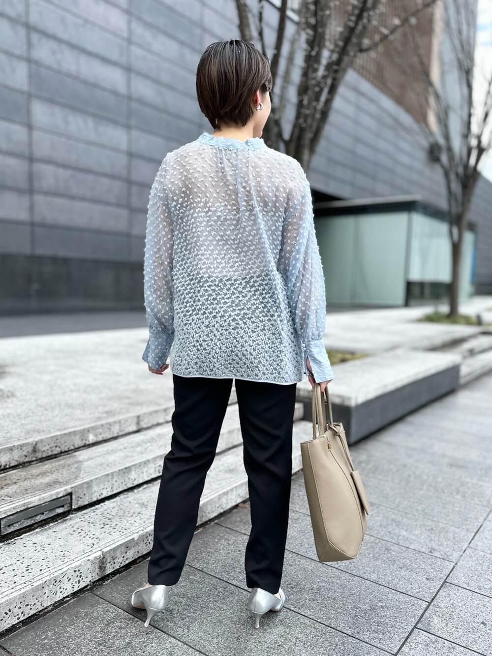 「オフィスカジュアル、休日スタイル、ブラウス、春コート、パンツスタイル、パンツコーデ、春アウター、春服みてみて、オトナ女子、24SS春の新作、40代ファッション、スリットパンツ、シアートップス」｜「NOLLEY’S Sophiのトリプルクロスショートコート（テーラードジャケット、ベージュ系）」を使った、minaさん（レディース・157cm）の春コーディネートの8枚目の写真