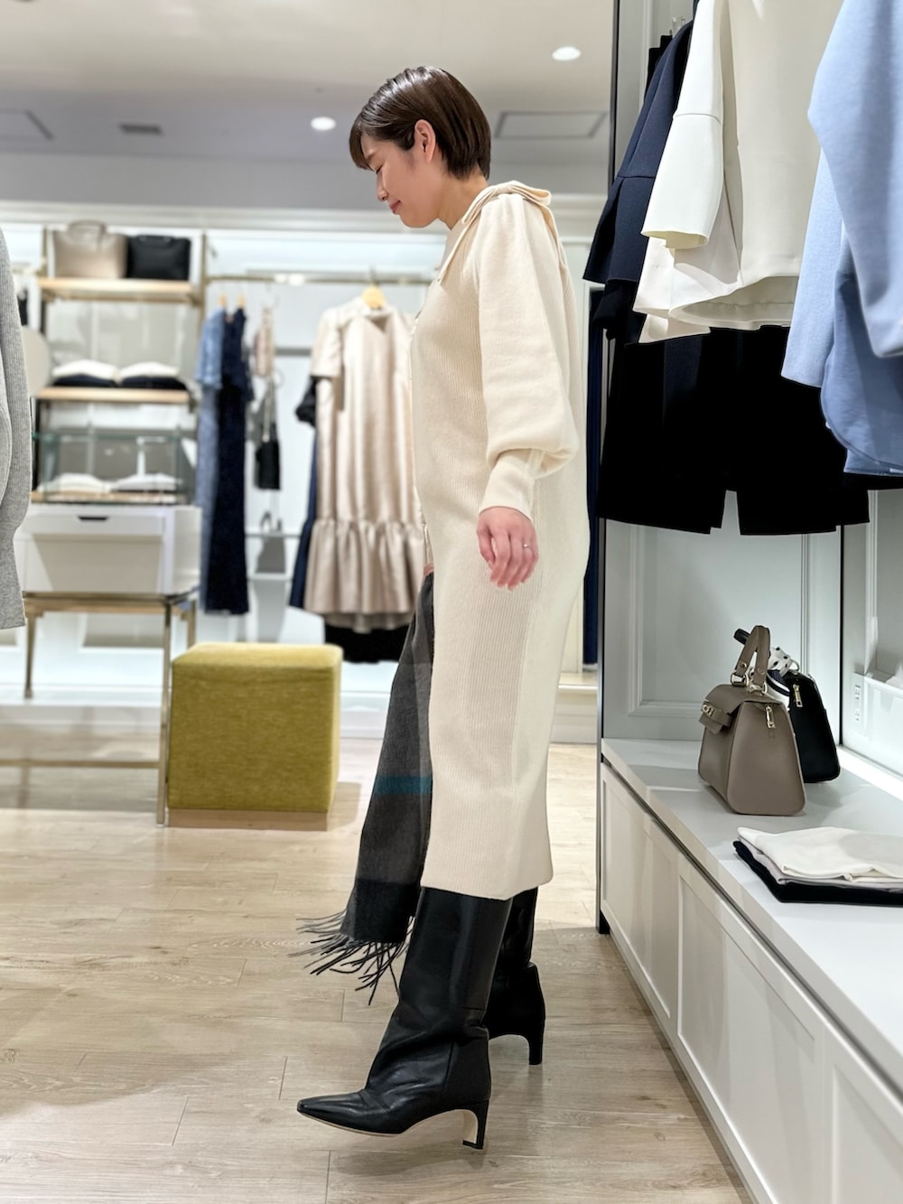 「コート、カラーコート、ニットワンピース、ワンピース、忘年会コーデ、帰省コーデ、ノーカラーコート、コートスタイル、コートコーデ、ニットワンピ、大人女子、大人かわいい、おでかけコーデ、休日スタイル、クリスマスに着たい服」｜「CORSO ROMA，9の【CORSO ROMA 9/コルソローマノーヴェ】 ストレートロングブーツ（ブーツ、ブラック系）」を使った、minaさん（レディース・157cm）の秋コーディネートの9枚目の写真