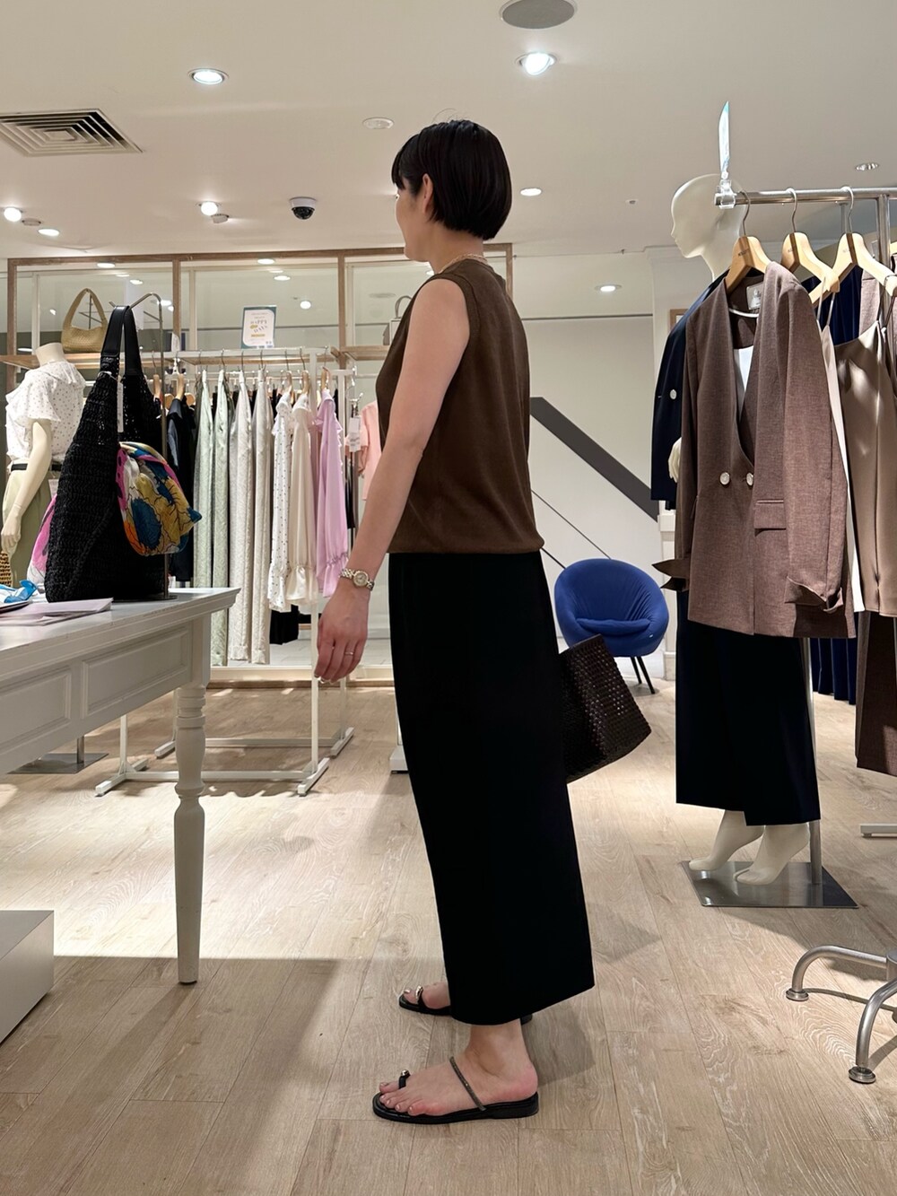 「カーディガン、カーディガンコーデ、リネン、アンサンブルニット、アンサンブル、スカート、スカートスタイル、スカートコーデ、夏ファッション、リラックススタイル、大人コーデ、大人女子、オトナ女子、ブラウンコーデ、ブラウン×ブラック」｜「NOLLEY’Sの【松葉☆別注アイテム】《セットアップ対応》エアリージョーゼットイージータイトスカート（スカート、ブラック系）」を使った、minaさん（骨格ストレート・レディース・157cm）の夏コーディネートの5枚目の写真
