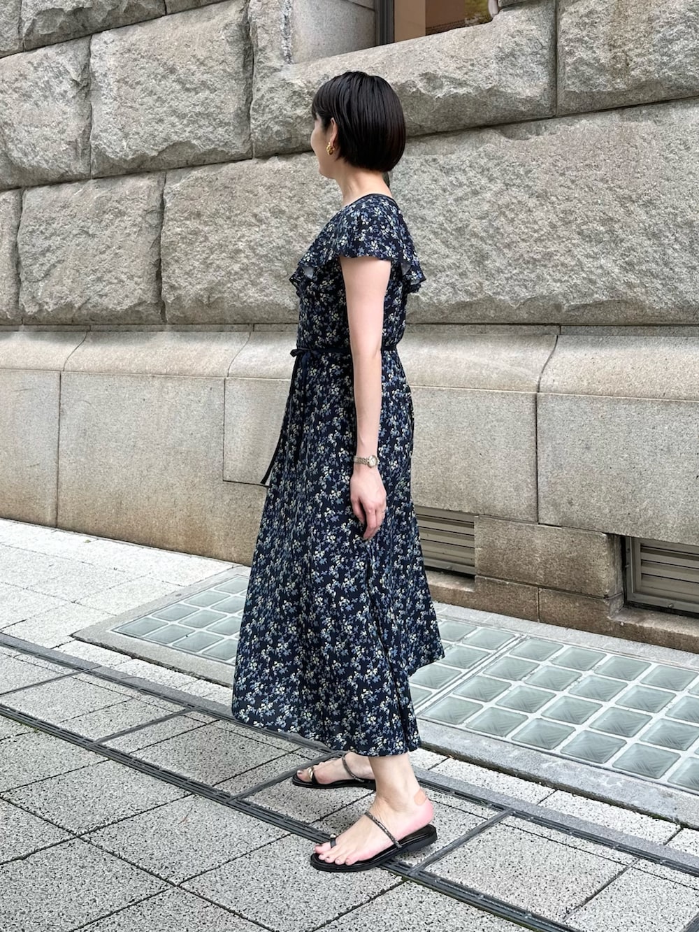 「ワンピース、ワンピーススタイル、花柄、花柄ワンピース、フラワープリント、フラワー柄、夏ファッション、お出かけコーデ、大人可愛い、デートコーデ、デート/ロマンティック、デートスタイル（WOMEN）、オトナ女子、オトナカワイイ、オトナガーリー」｜「NOLLEY’Sのウォッシャブルヴィーガンフラワープリントワンピース（ワンピース、ブルー系）」を使った、minaさん（骨格ストレート・レディース・157cm）の夏コーディネートの3枚目の写真
