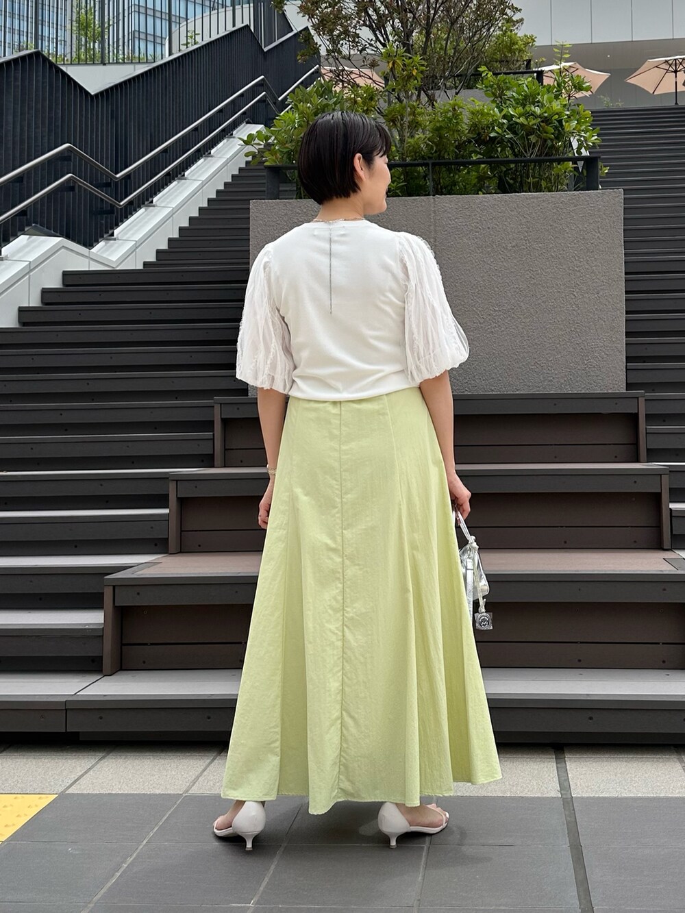 「スカート、スカートスタイル、スカートコーデ、ロングスカート、ロングスカートコーデ、袖ボリューム、袖コンシャス、オトナカワイイ、オトナ女子、大人女子、大人かわいい、大人可愛い、大人ファッション」｜「NOLLEY’S Sophiの高機能 タスランフレアロングスカート（スカート、グリーン系）」を使った、minaさん（骨格ストレート・レディース・157cm）の夏コーディネートの4枚目の写真