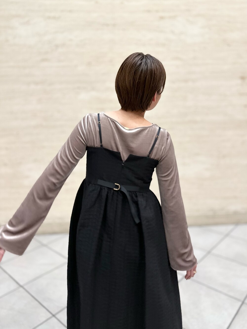 「ワンピース、キャミワンピース、ベロア、ベロアトップス、チドリ柄、ワンピースコーデ、お出かけコーデ、秋冬コーデ、休日コーデ、おでかけコーデ、キャミワンピ、ワンピーススタイル、大人女子、大人かわいい」｜「NOLLEY’Sのウォッシャブルキャミワンピース（ワンピース、ブラック系）」を使った、minaさん（レディース・157cm）の秋コーディネートの8枚目の写真